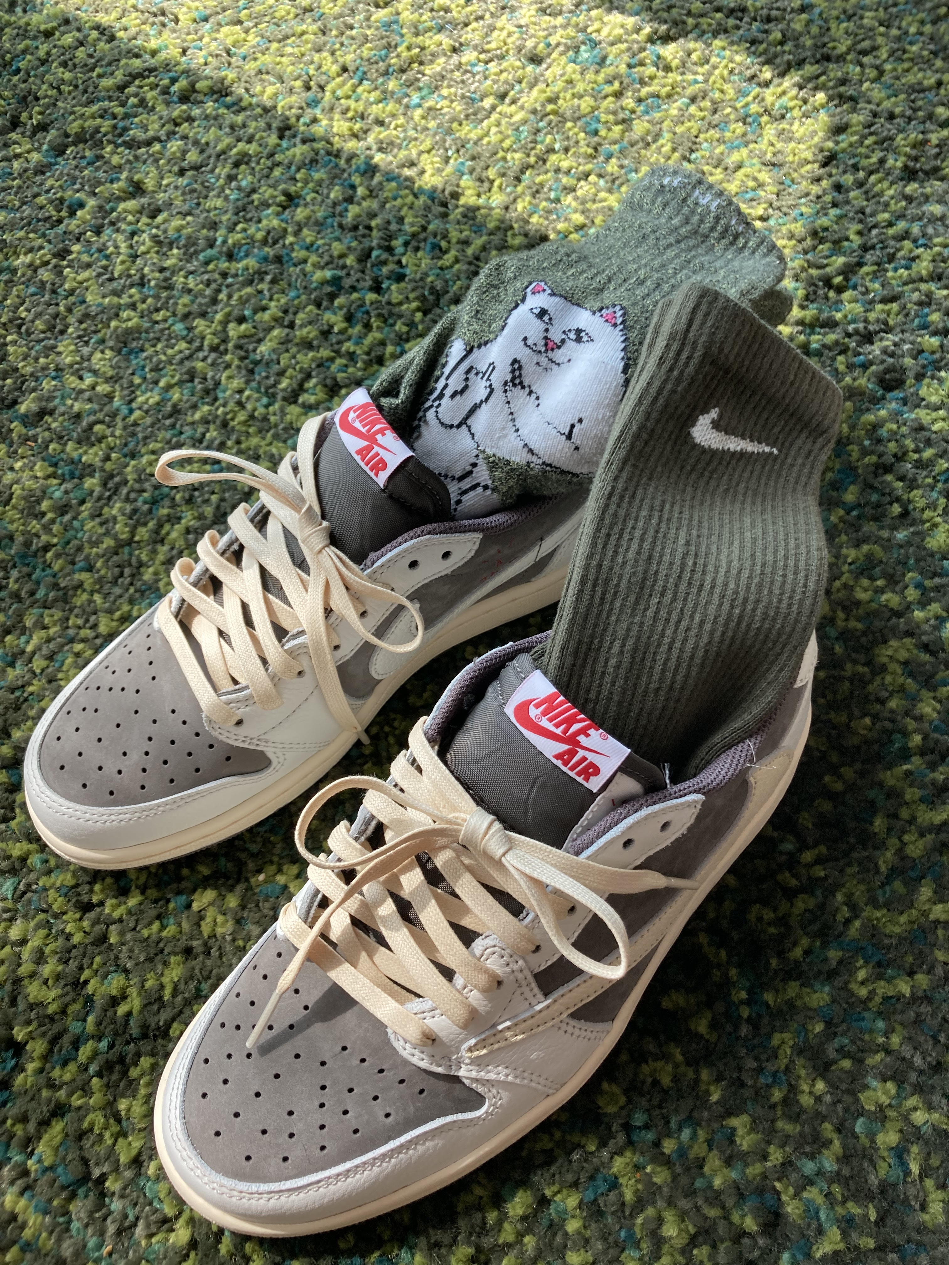 Jordan 1 x Travis Scott Retro Low OG SP Sail and Ridgerock 착용 스타일 - 4