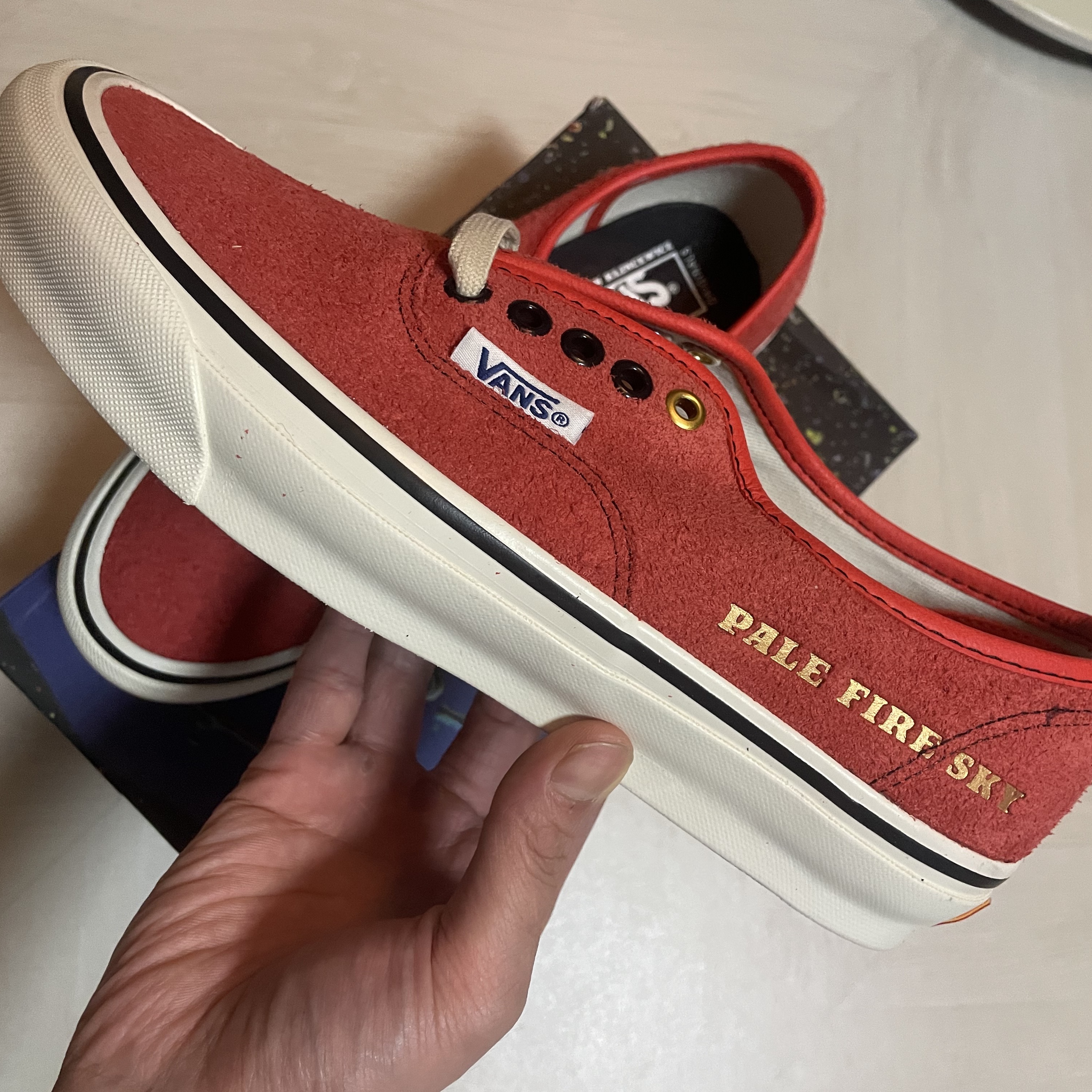 Vans Vault x Julian Klincewicz OG Authentic SP LX Hairy Suede Cherry Tomato 착용 스타일 - 4