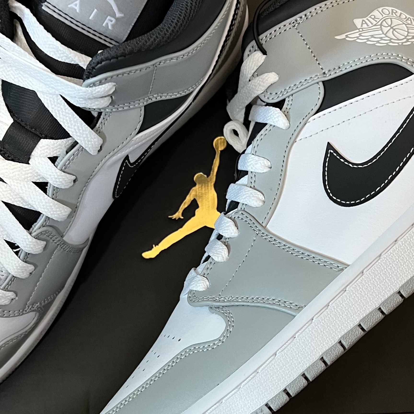 Jordan 1 Mid Light Smoke Grey Anthracite 착용 스타일 - 3