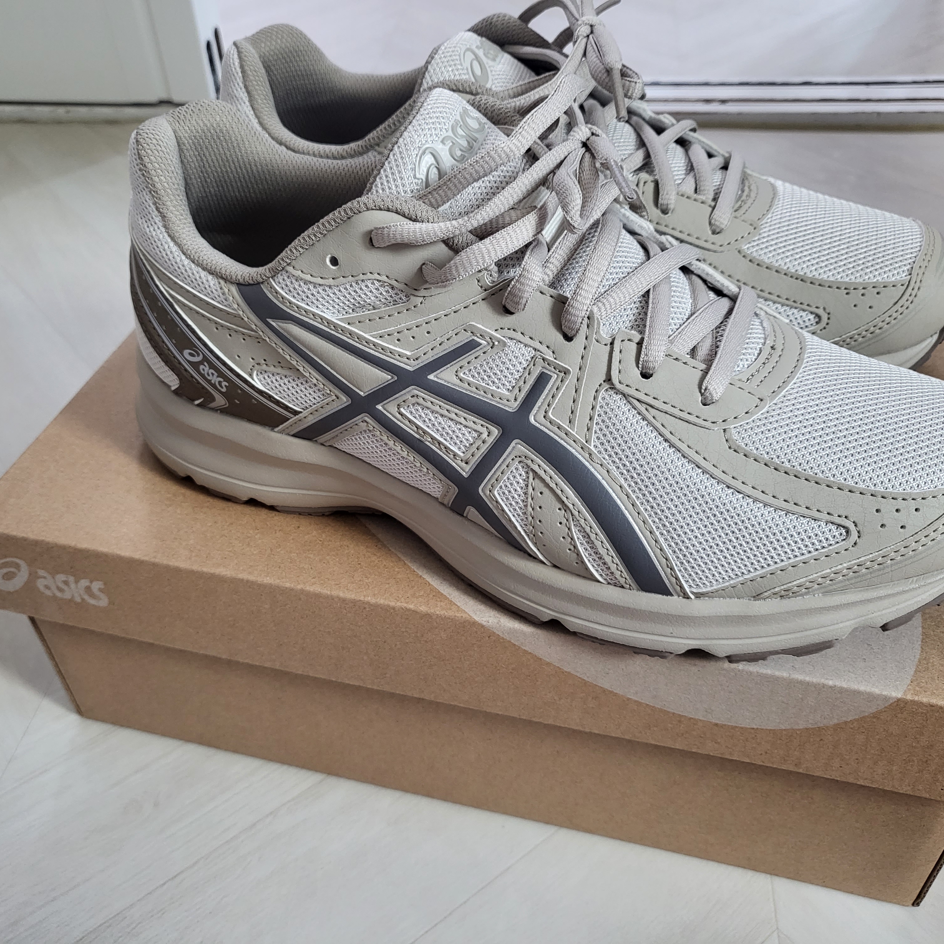 Asics Jog 100 S SMU Light Grey - 2E Wide 착용 스타일 - 2