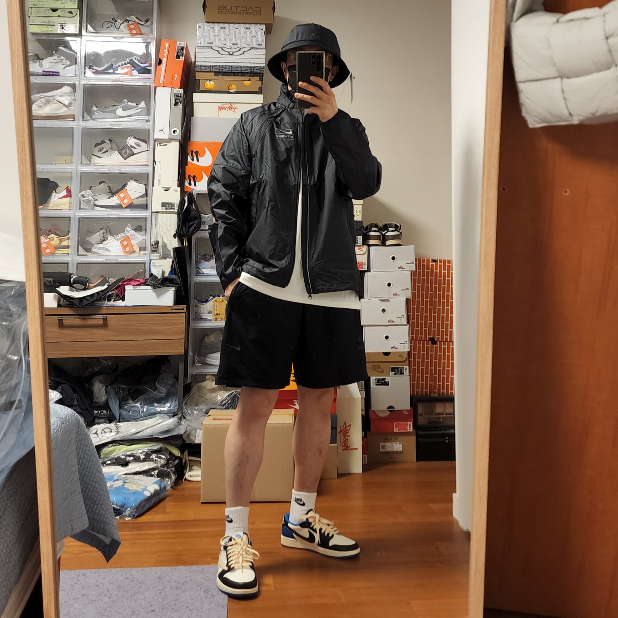 Nike x Stussy NRG FL Storm-Fit Jacket Black (DO5304-010), Nike x Stussy NRG FL SS 8 Ball T-Shirt White (DO9322-100) 착용 스타일