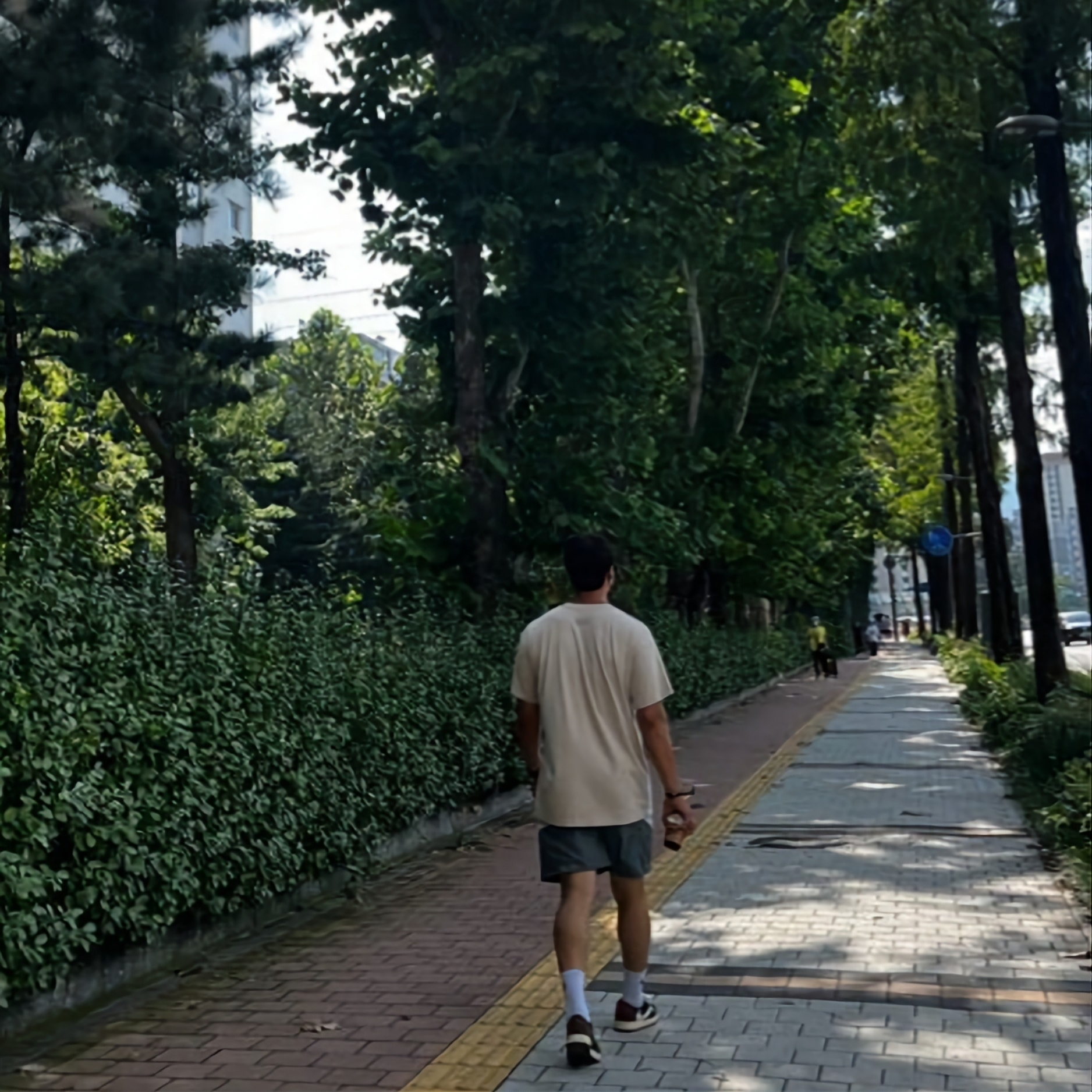 Jordan 1 x Travis Scott Retro Low OG SP Mocha, Nike x Fear of God Warm Up T-Shirt Oatmeal 착용 스타일 - 2