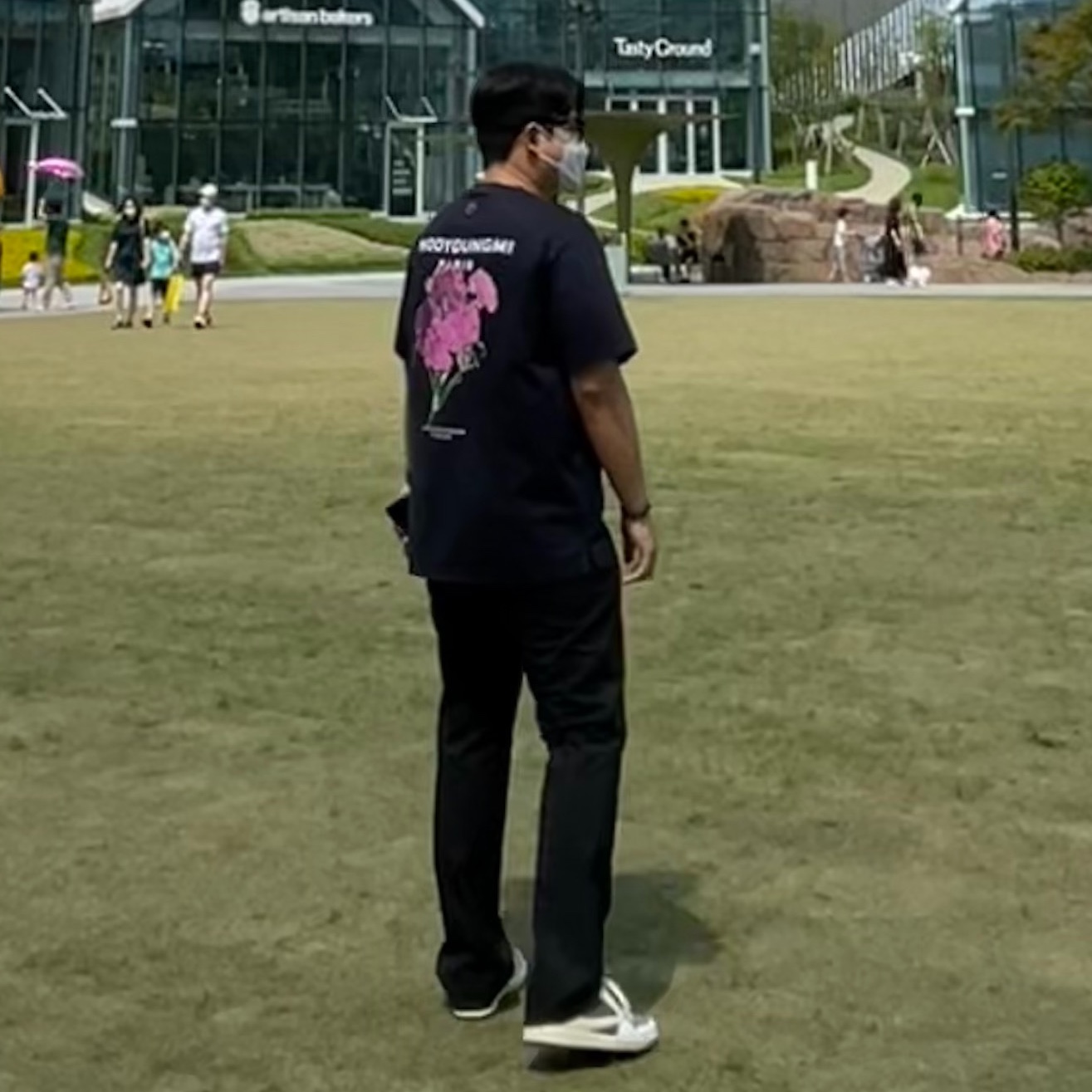 Jordan 1 x Travis Scott Retro Low OG SP Sail and Ridgerock, Wooyoungmi Flower Print Back Logo T-Shirt Navy - 21SS 착용 스타일