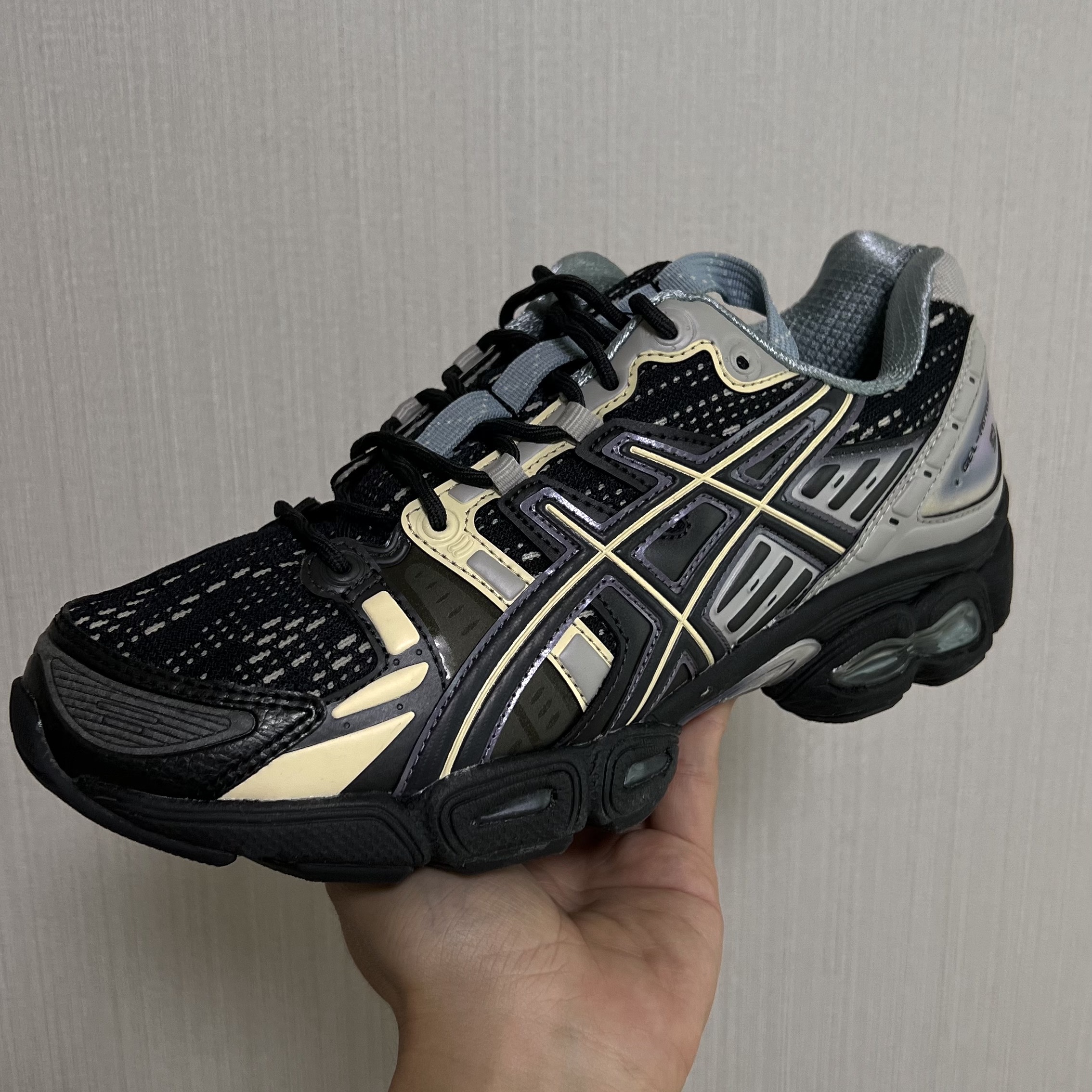 Asics UB5-S Gel-Nimbus 9 Black Gunmetal 착용 스타일 - 1