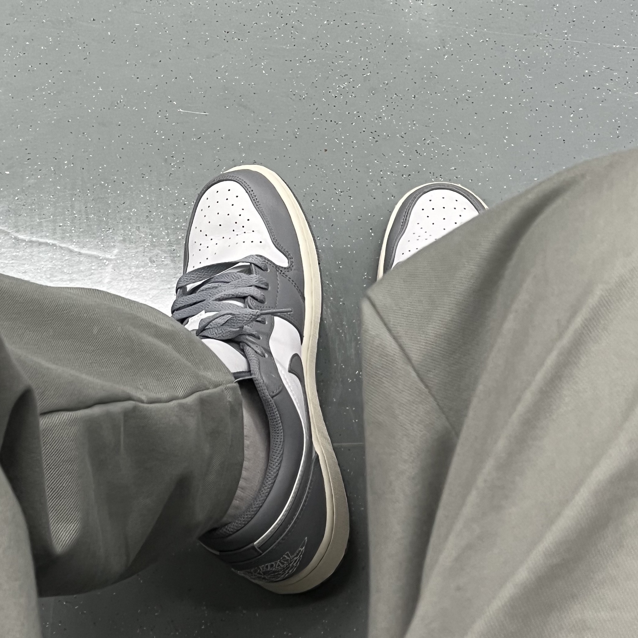 Jordan 1 Low Stealth and White 착용 스타일