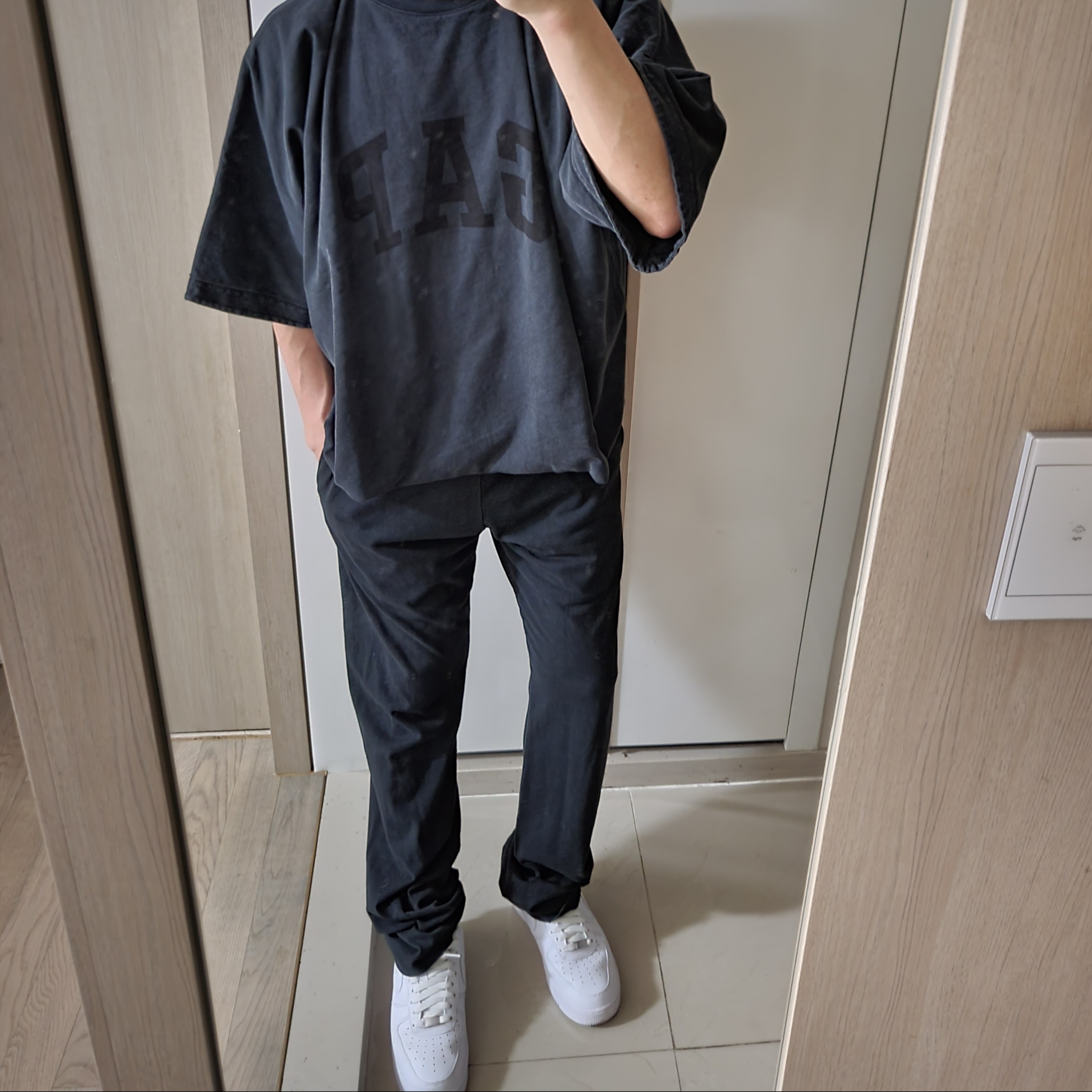 Nike Air Force 1 '07 Low White, Yeezy Gap Engineered By Balenciaga Dove No Seam T-Shirt Washed Black 착용 스타일