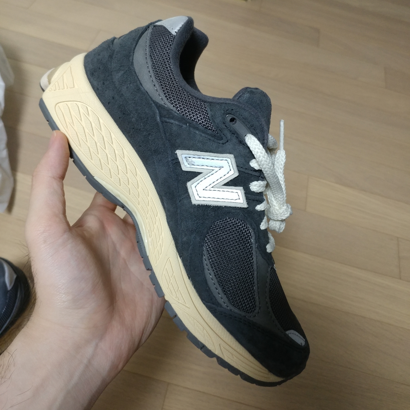 New Balance 2002R Special Vintage Black Grey 착용 스타일 - 3