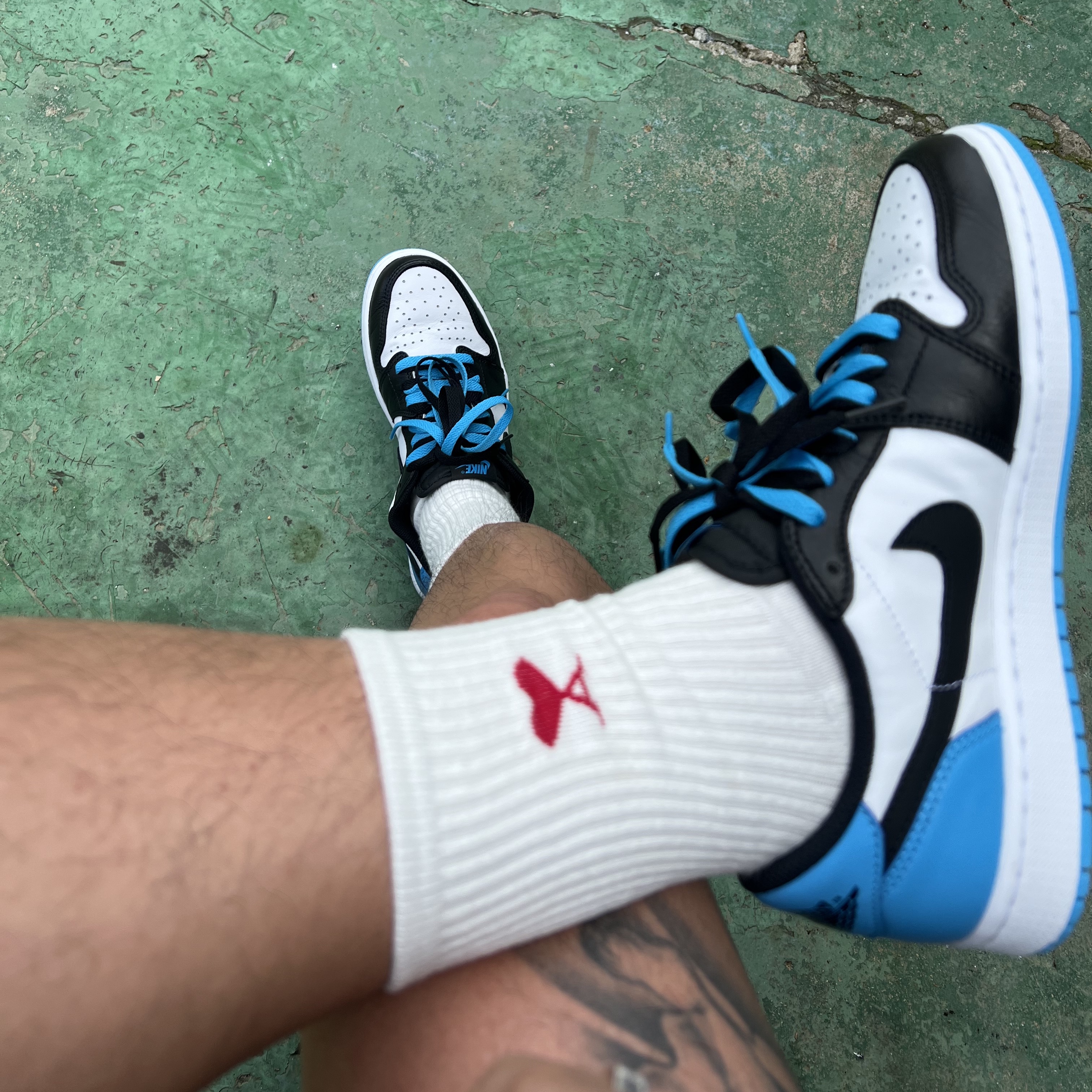Jordan 1 Retro Low OG Black and Dark Powder Blue 착용 스타일