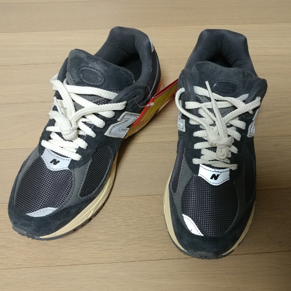 New Balance 2002R Special Vintage Black Grey 착용 스타일 - 1