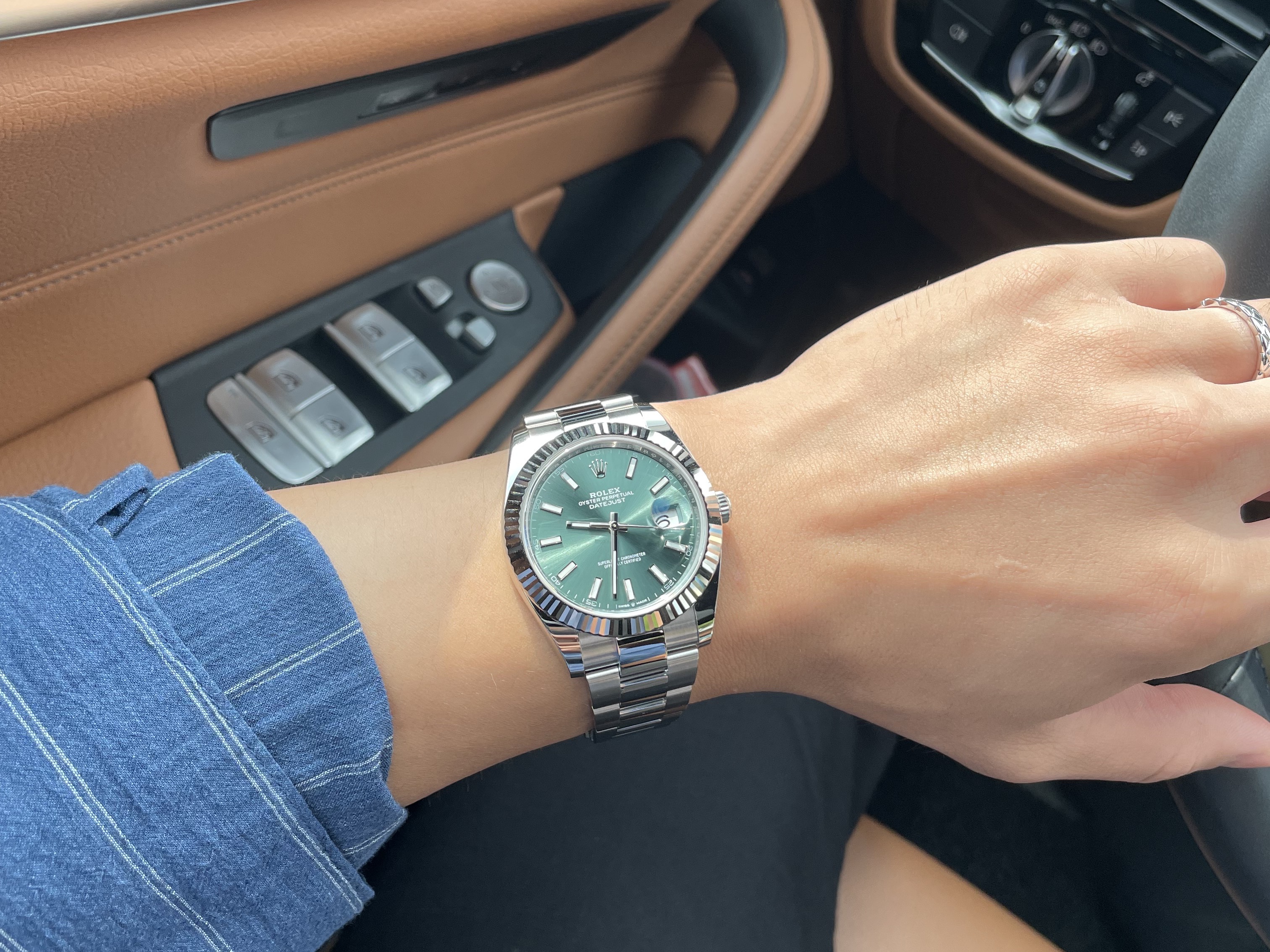 Rolex Datejust 41mm 126334 Mint Green Oyster, Chanel Coco Crush Ring Quilted Motif Mini & 18K White Gold 착용 스타일