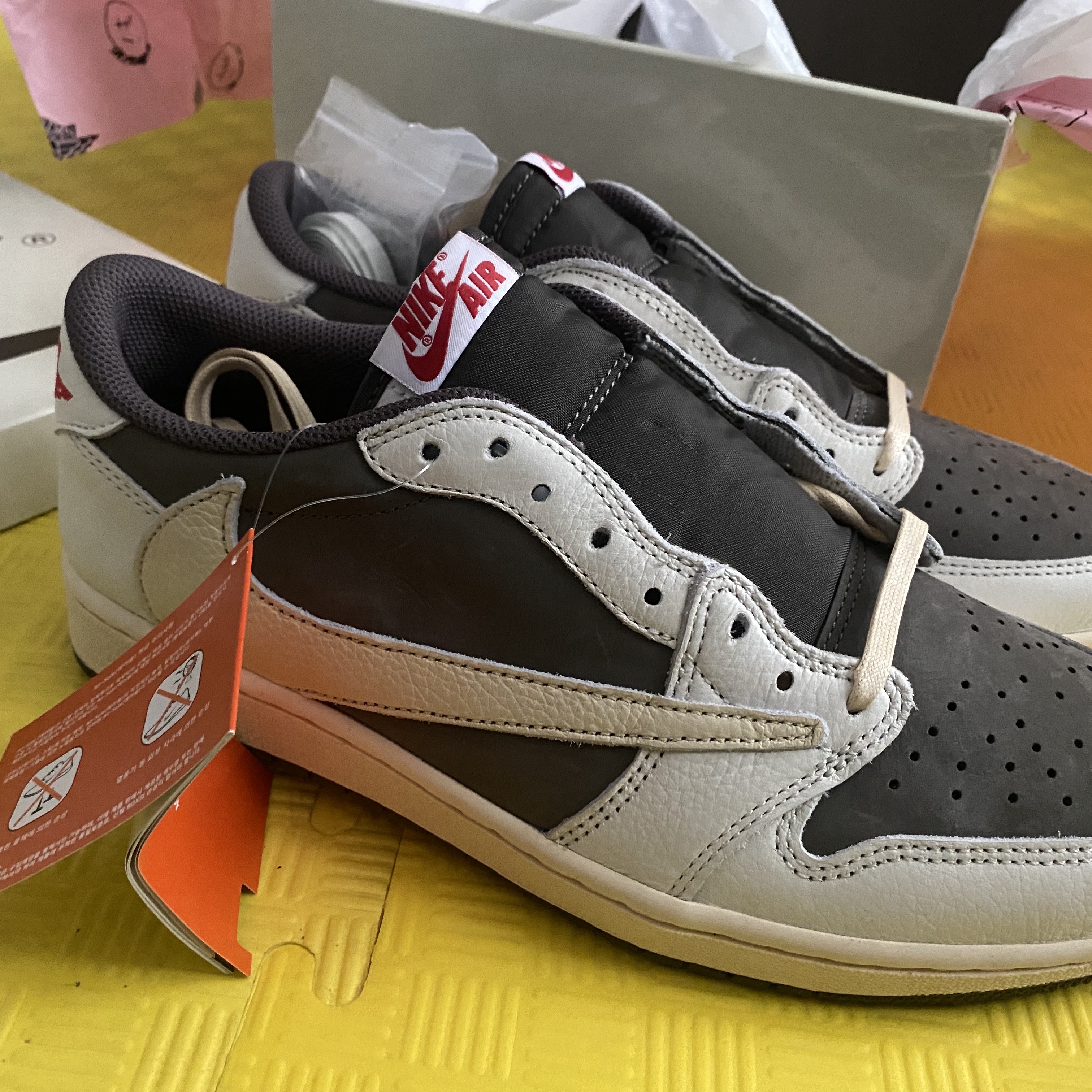 Jordan 1 x Travis Scott Retro Low OG SP Sail and Ridgerock 착용 스타일 - 1