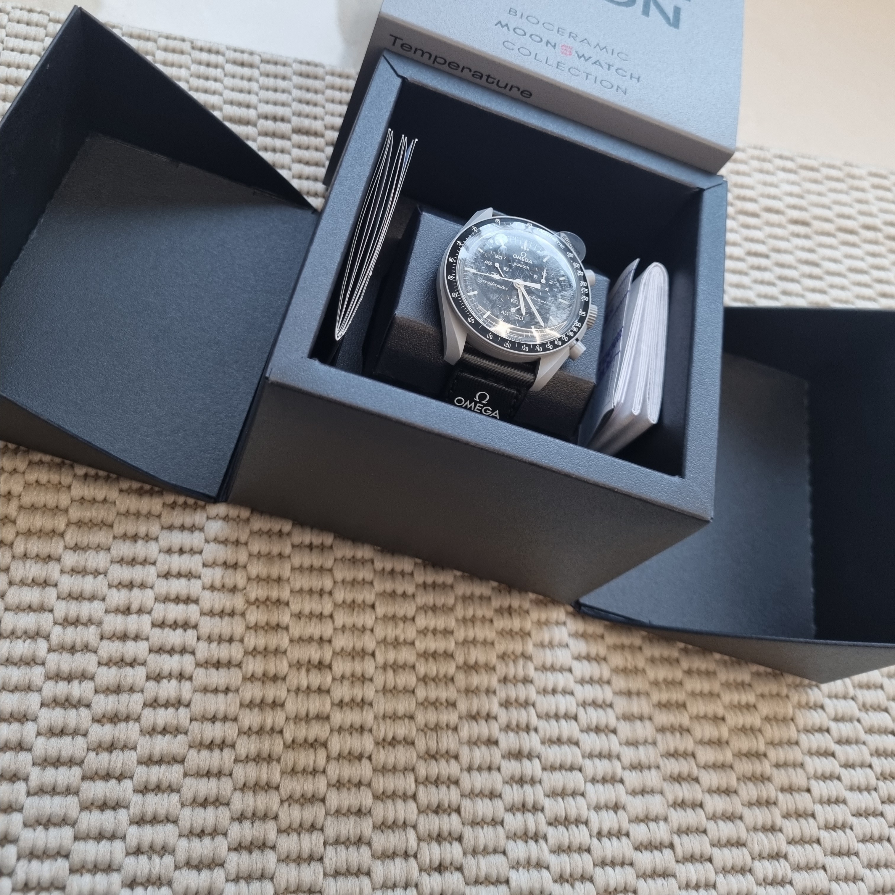 Swatch x Omega Bioceramic MoonSwatch Mission To The Moon 착용 스타일 - 1