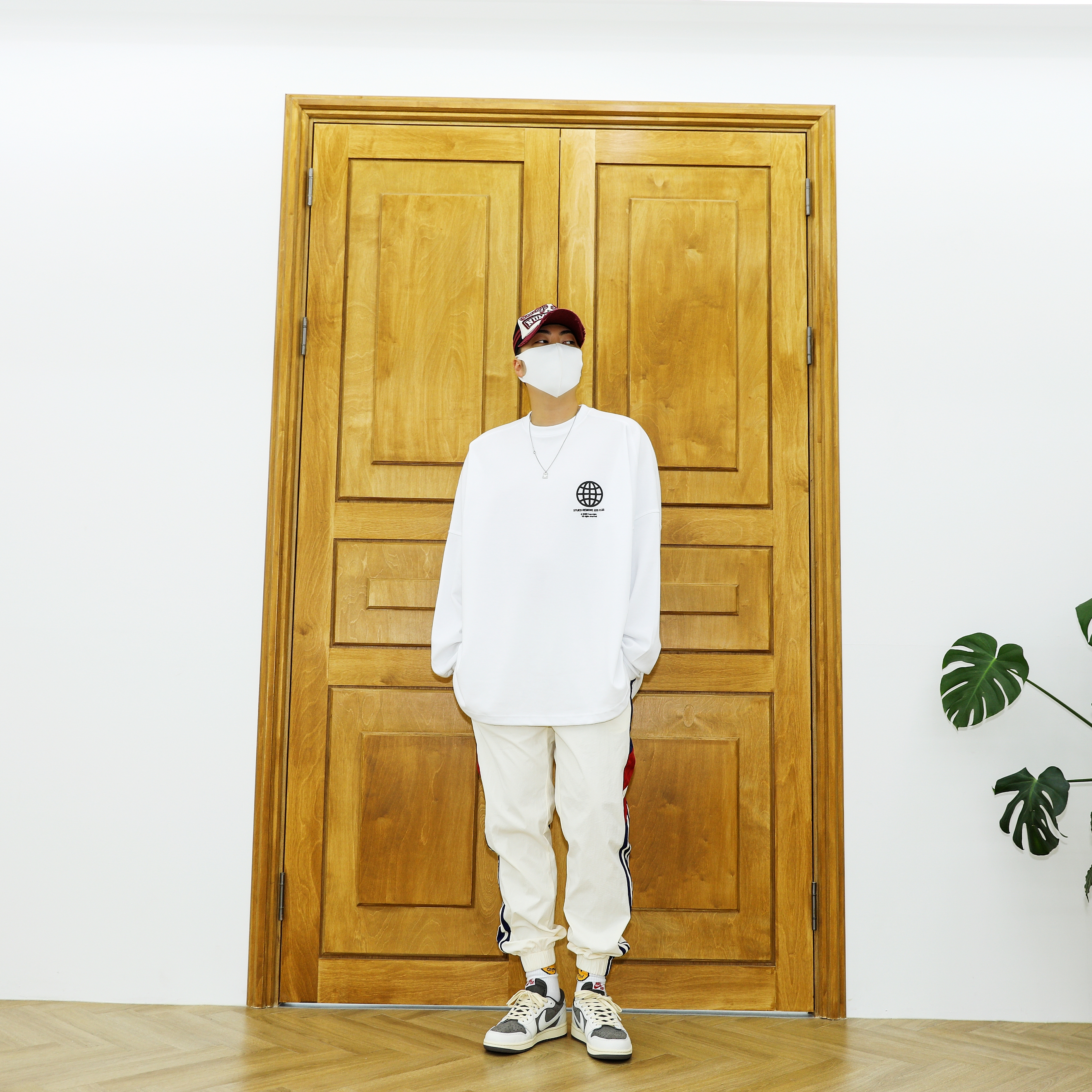 Jordan 1 x Travis Scott Retro Low OG SP Sail and Ridgerock, Jordan 3 x Fragment Retro SP White Black 착용 스타일 - 2