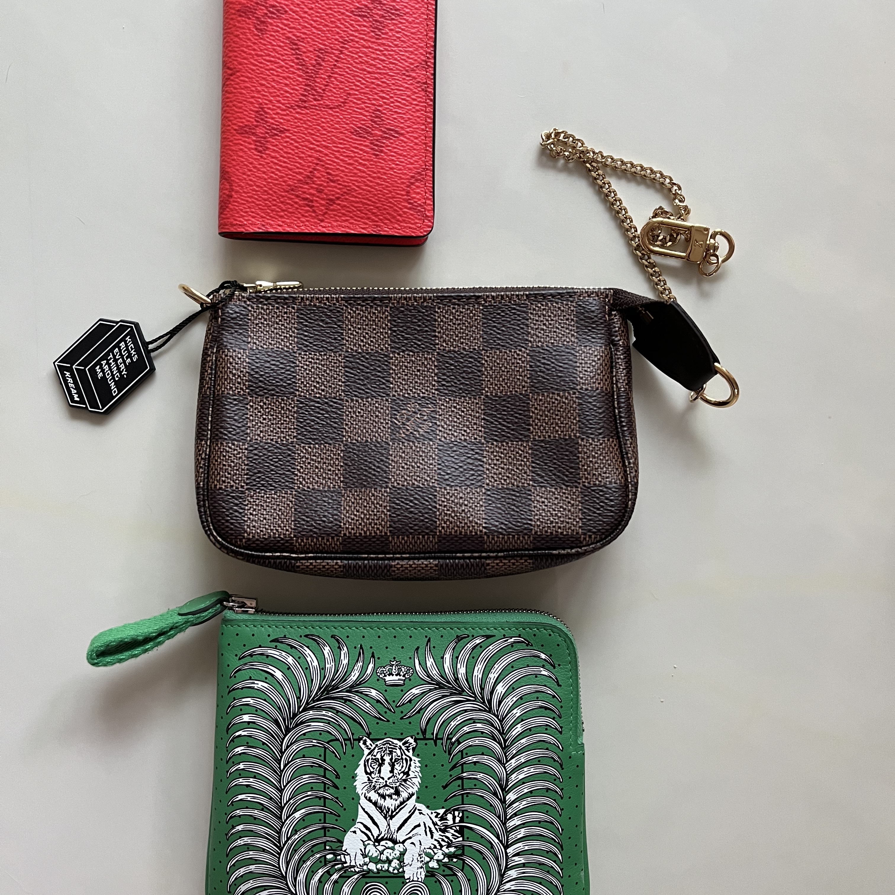 Louis Vuitton Mini Pochette Accessoires Damier Ebene 착용 스타일 - 2