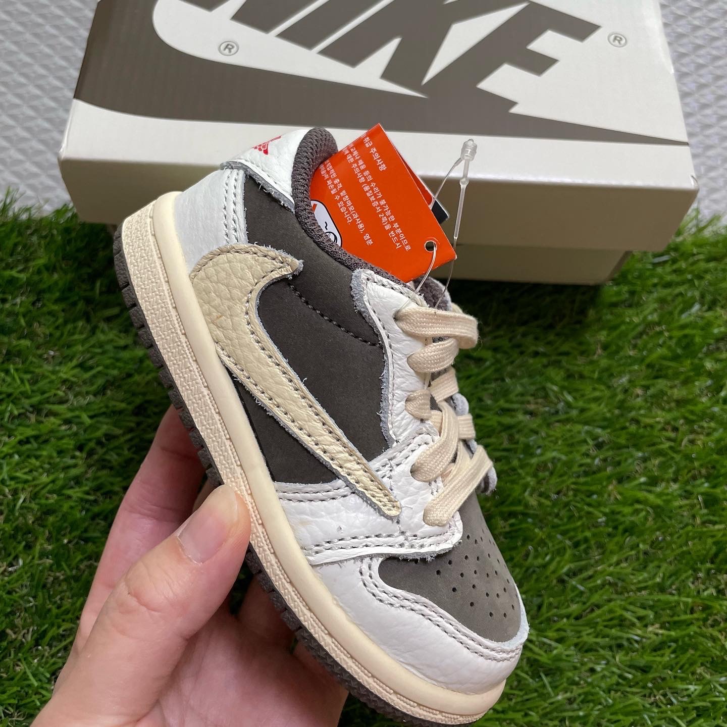 (TD) Jordan 1 x Travis Scott Retro Low OG SP Sail and Ridgerock 착용 스타일 - 3