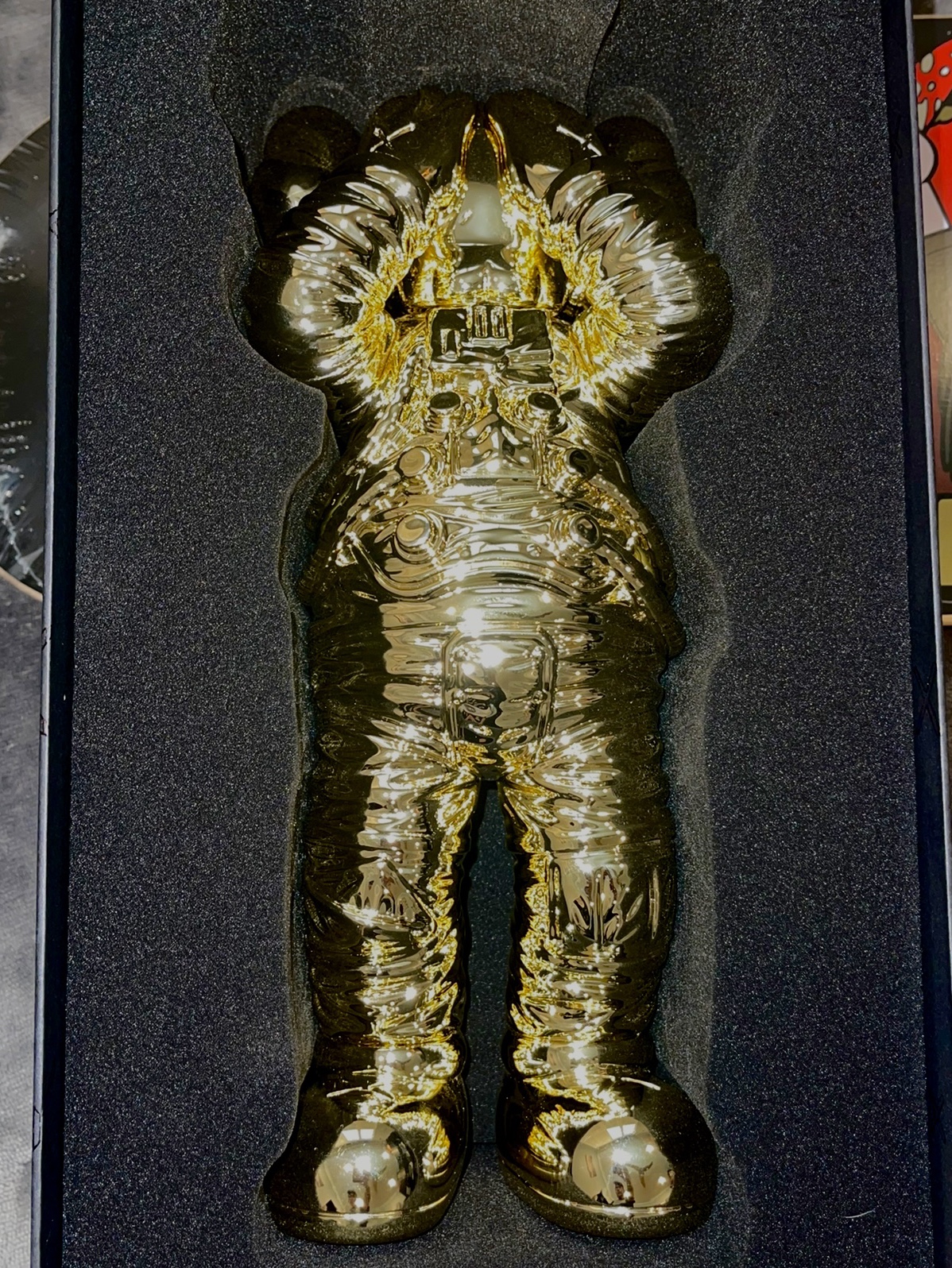 Kaws Holiday Space Figure Gold 착용 스타일