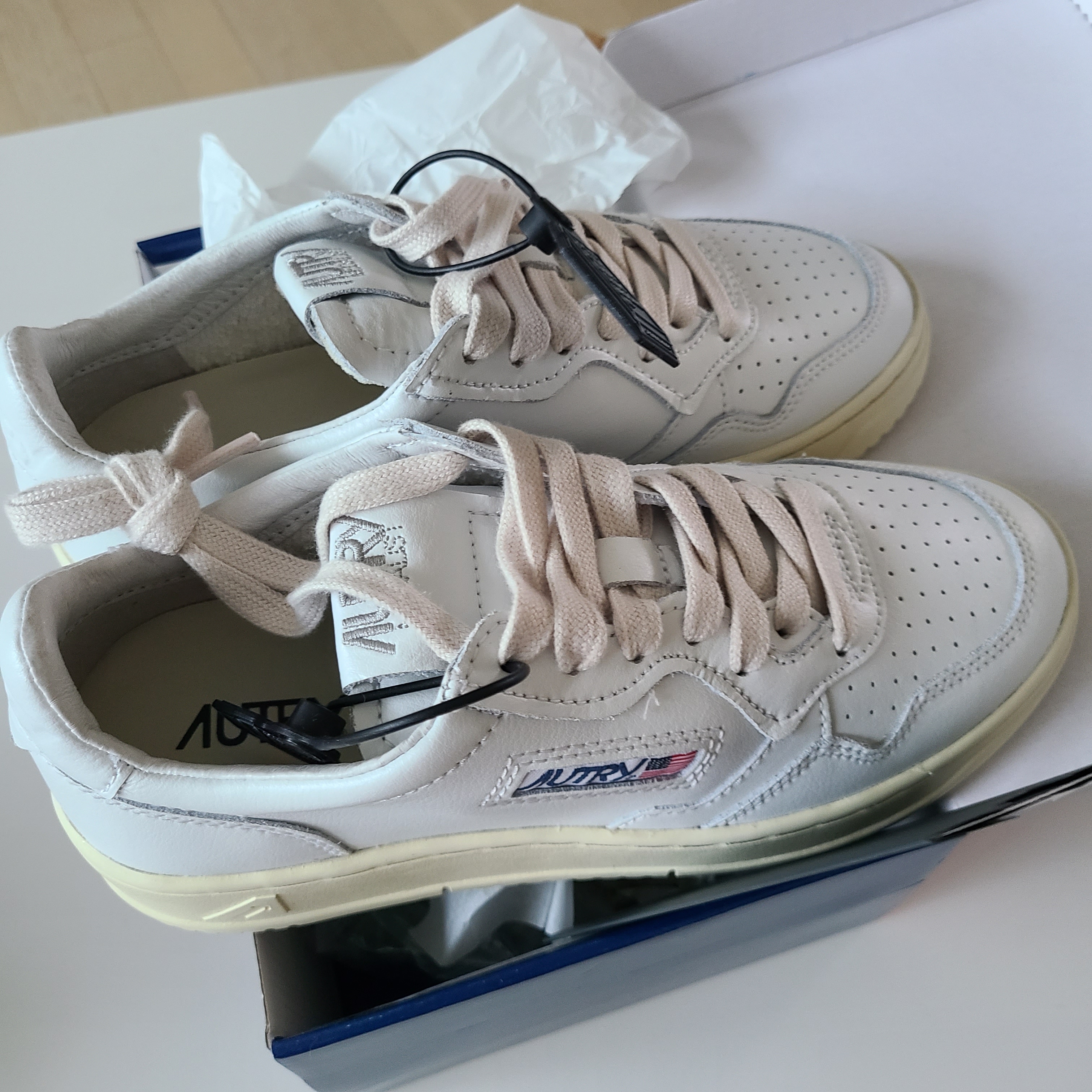 (W) Autry Medalist Low Leather Sneakers White 착용 스타일 - 3