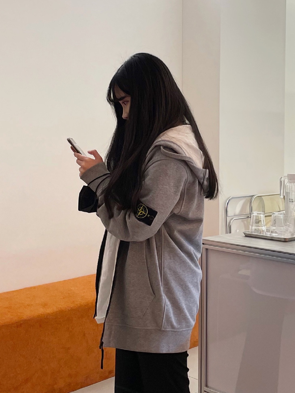 Stone Island 64220 Full Zip Hooded Sweatshirt Melange Grey - 22FW, Stussy x CDG Surfman T-Shirt White 착용 스타일
