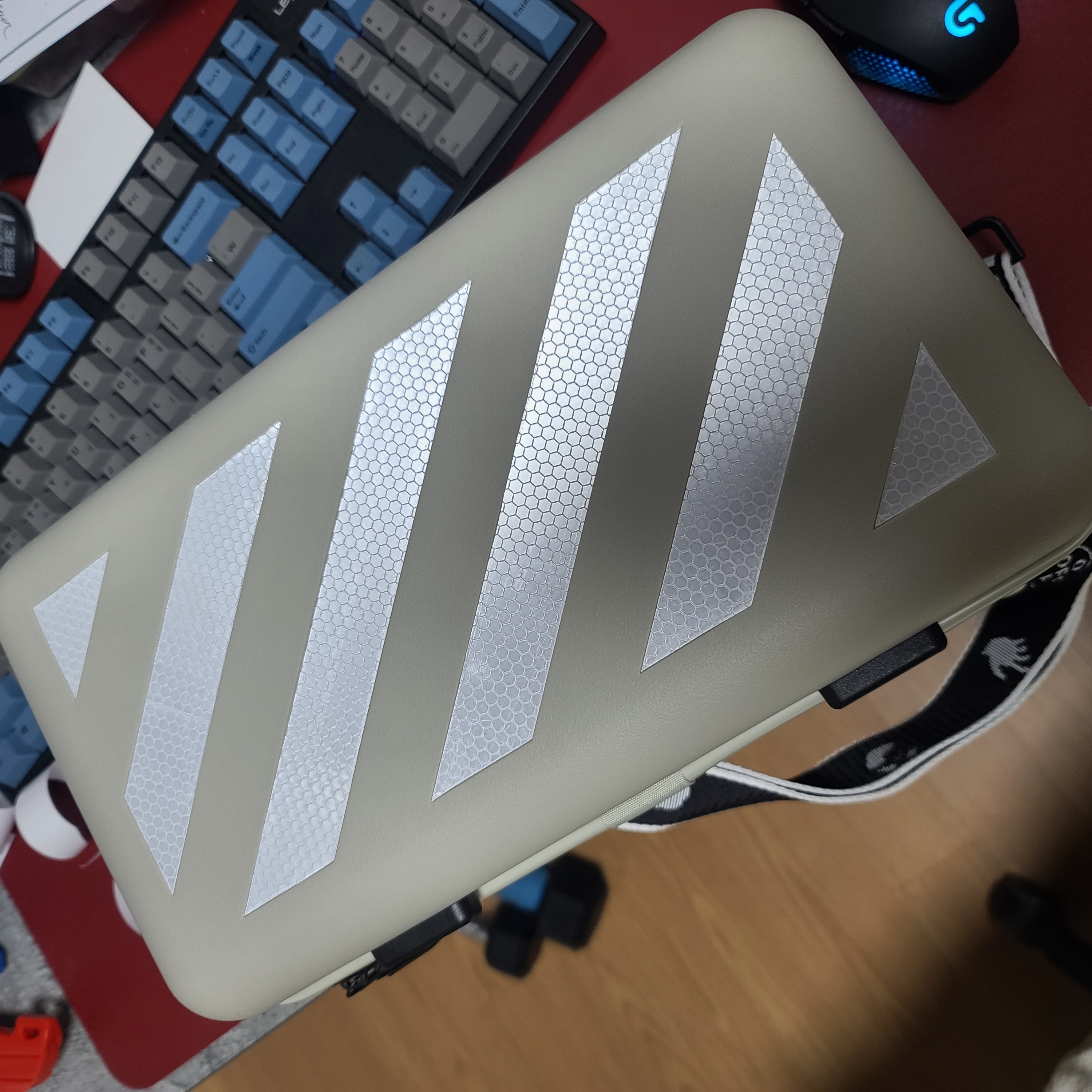 Off-White x Amore Pacific Protection Box (Without Cosmetics) 착용 스타일 - 2