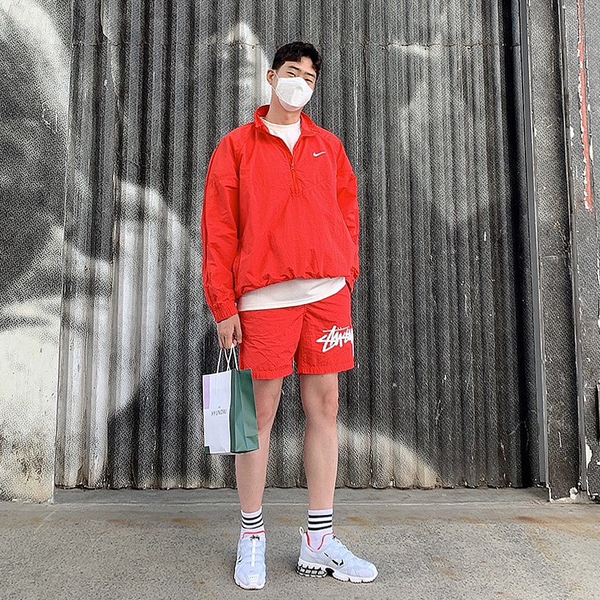 Nike x Stussy Windrunner Jacket Habanero Red, Nike x Stussy Air Zoom Spiridon Kukini White 착용 스타일