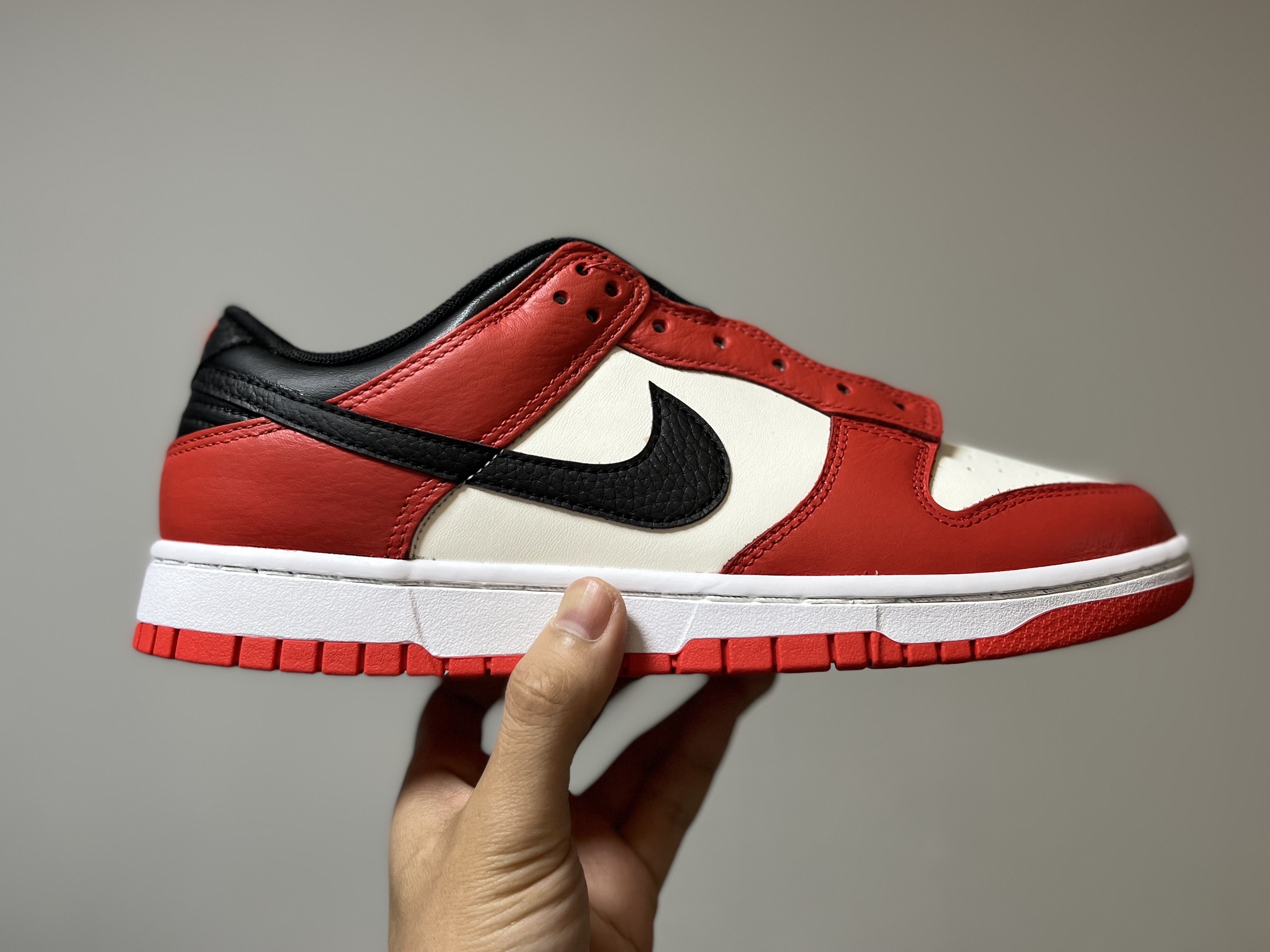 Nike x NBA Dunk Low Retro EMB Black and Chile Red 착용 스타일 - 3