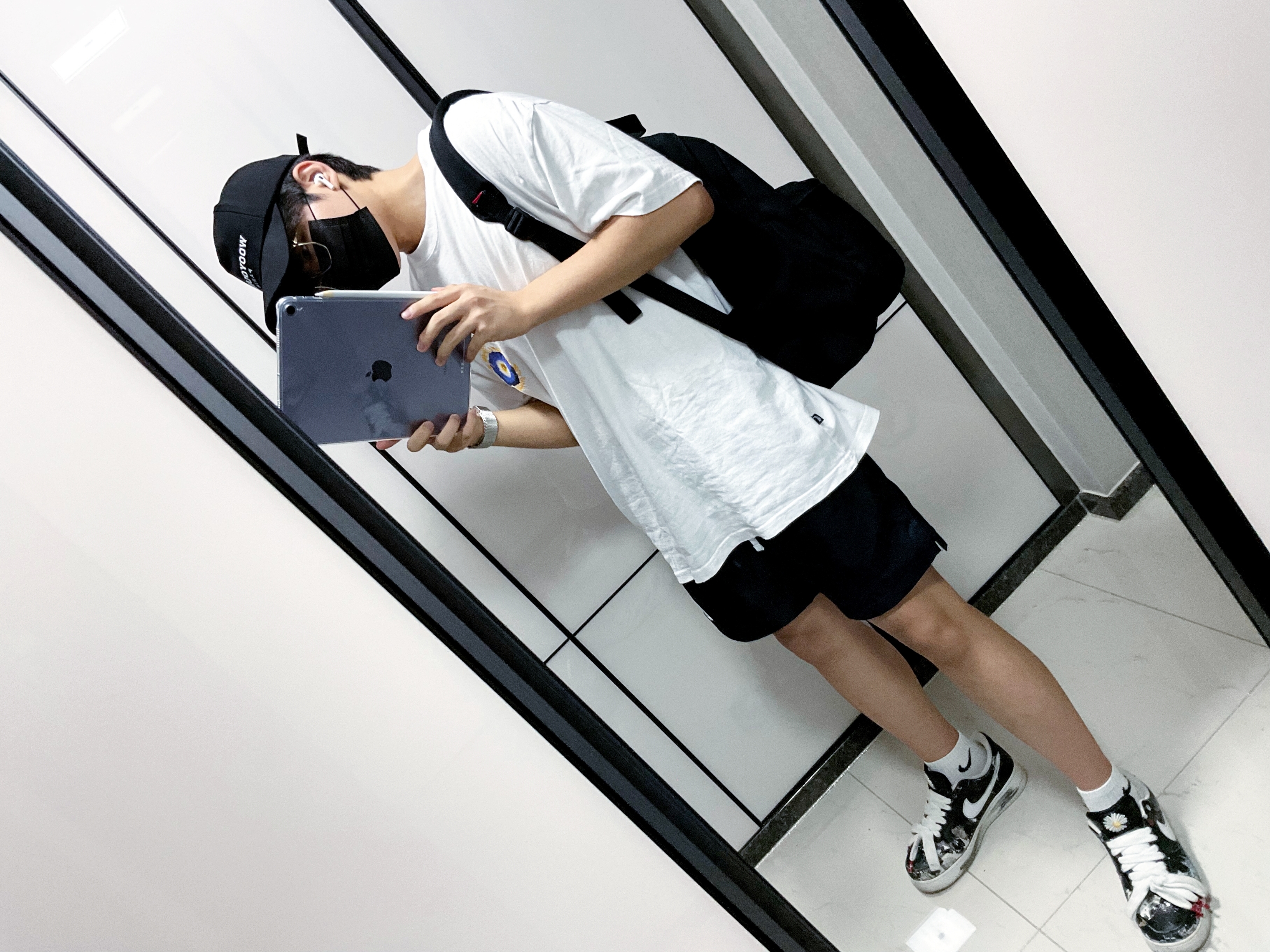 Wooyoungmi White Embroidered Logo Ball Cap Black, Apple AirPods Pro with MagSafe Charging Case (Korean Ver.) 착용 스타일