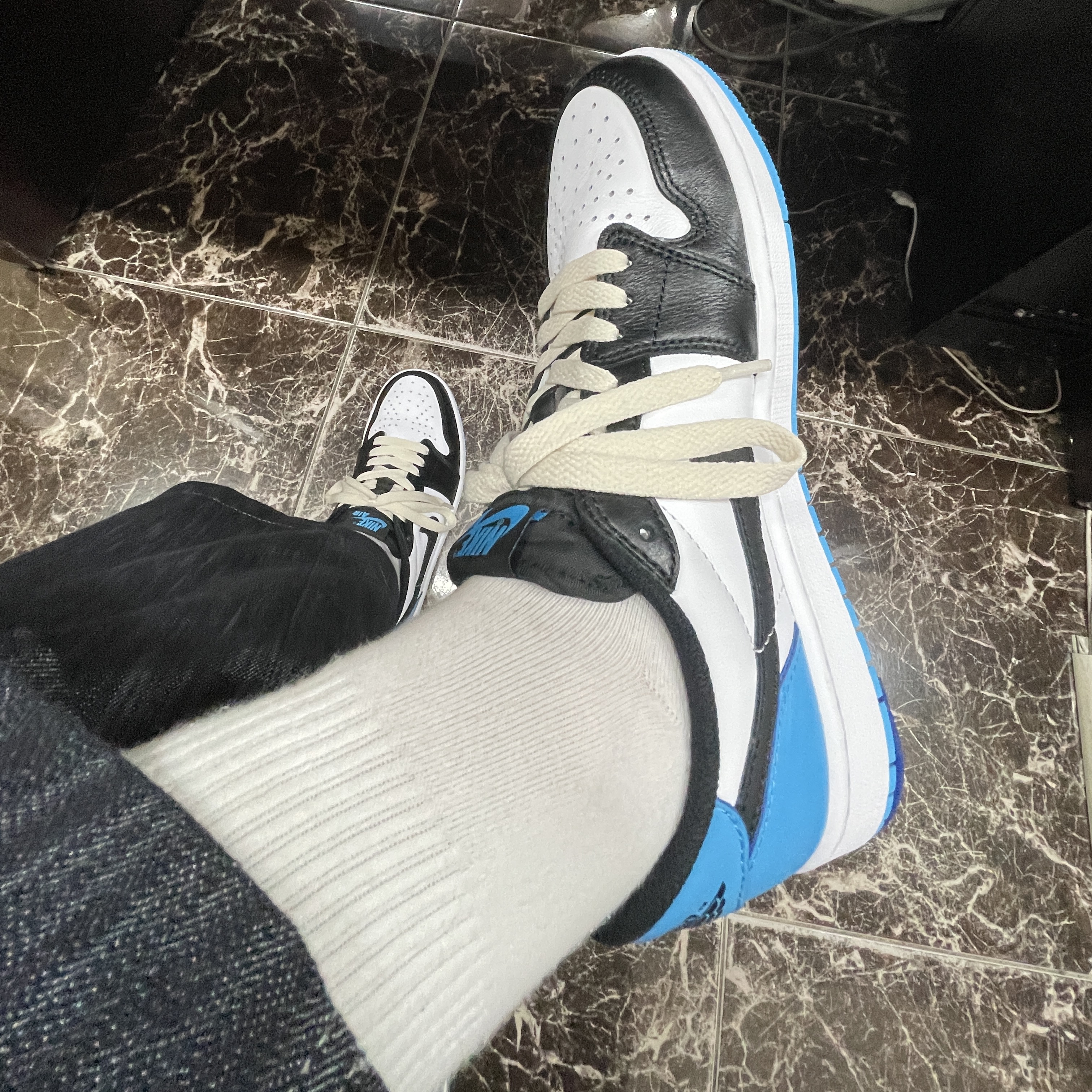 Jordan 1 Retro Low OG Black and Dark Powder Blue 착용 스타일