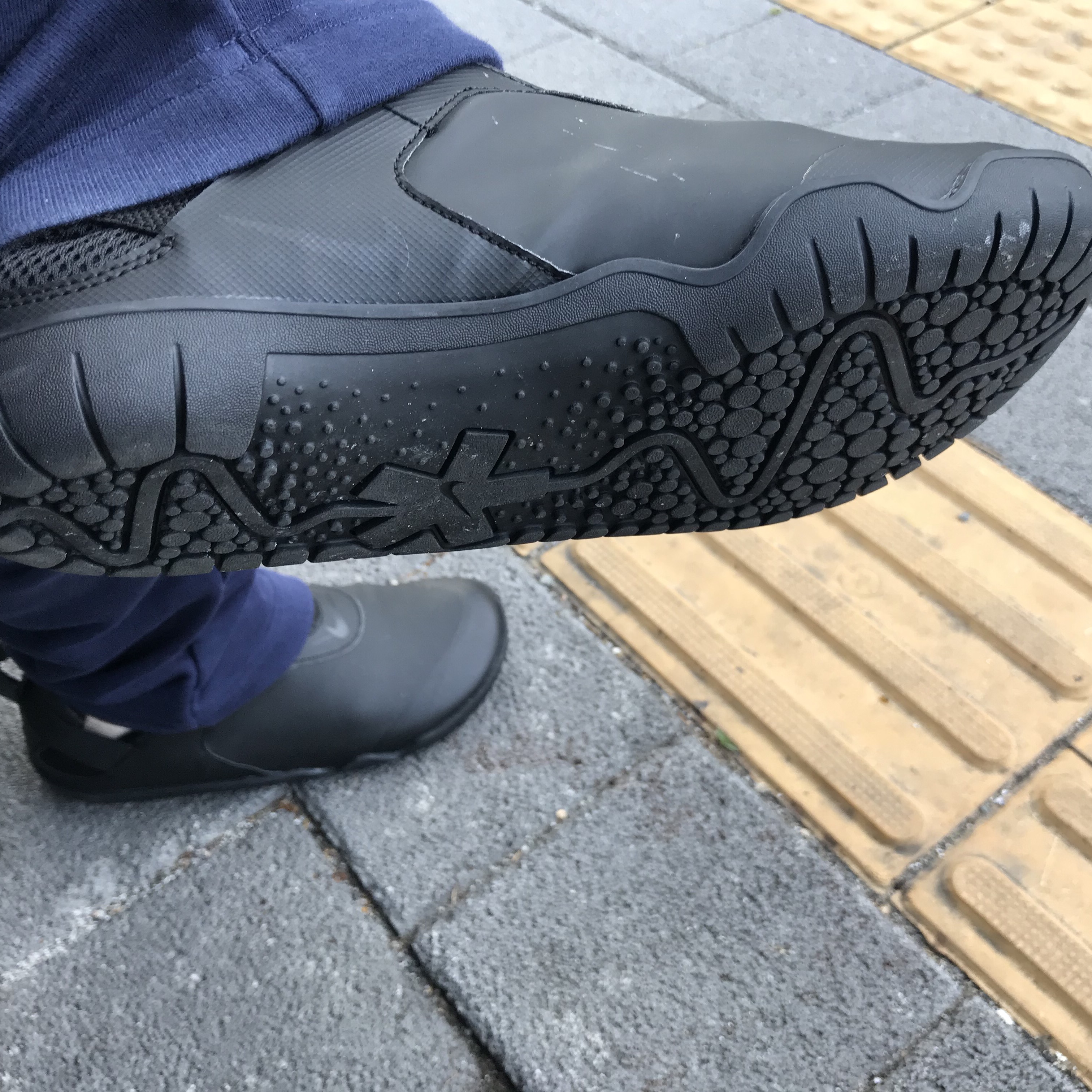 Nike Air Zoom Pulse Triple Black 착용 스타일 - 2
