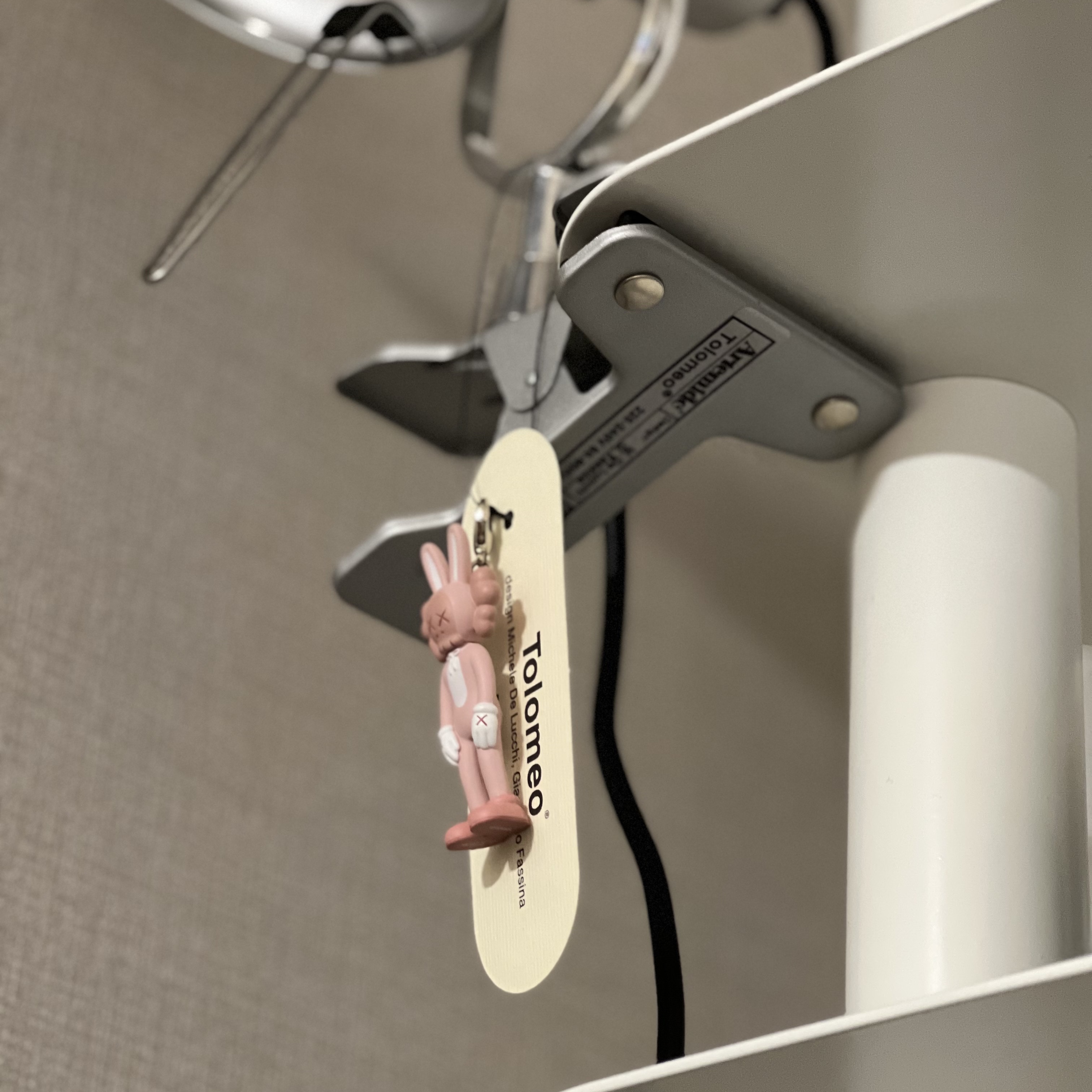 Kaws Tokyo First Accomplice Keychain Pink 착용 스타일 - 1