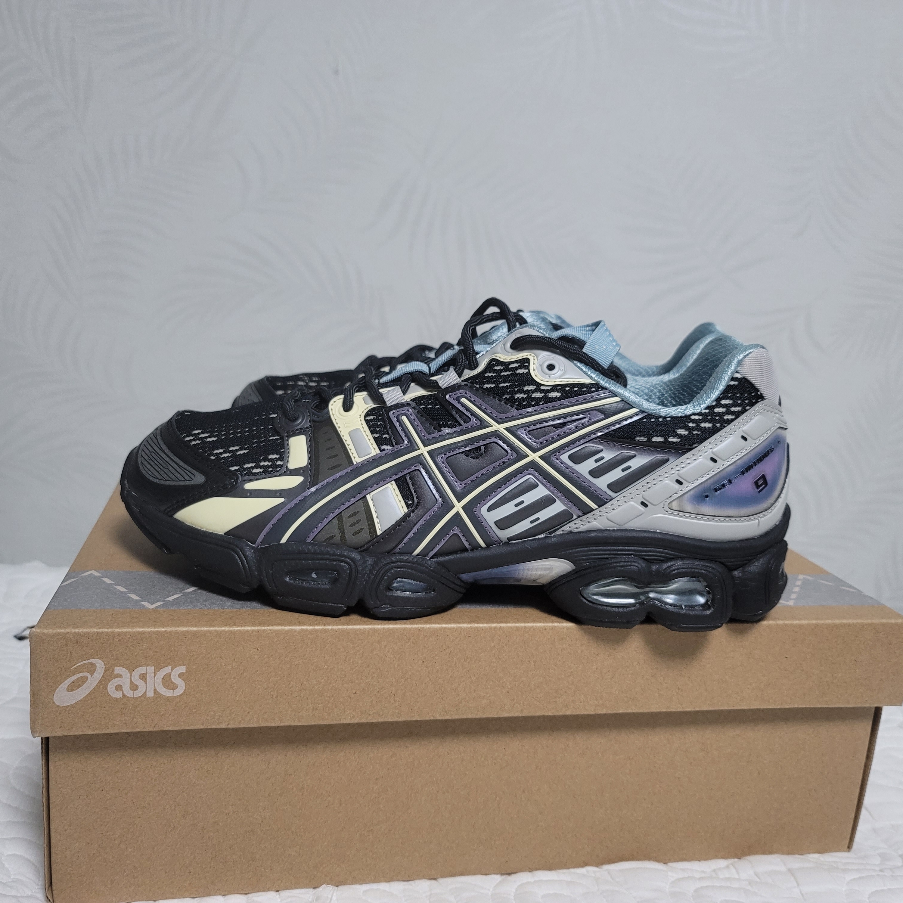 Asics UB5-S Gel-Nimbus 9 Black Gunmetal 착용 스타일 - 2