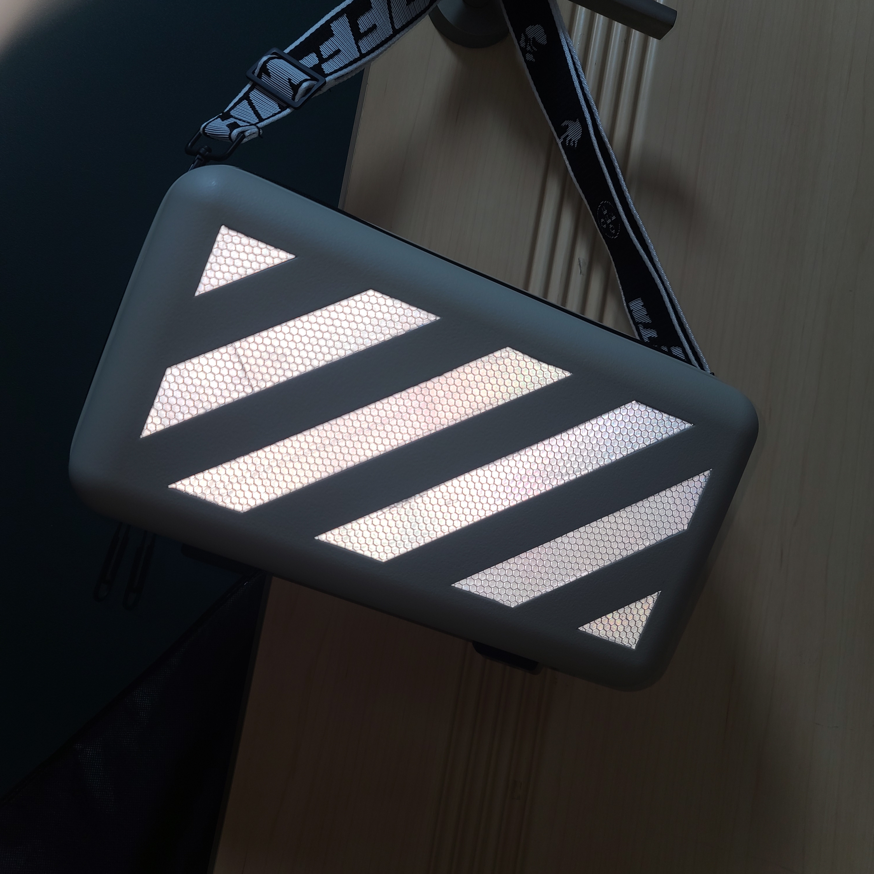 Off-White x Amore Pacific Protection Box (Without Cosmetics) 착용 스타일 - 1