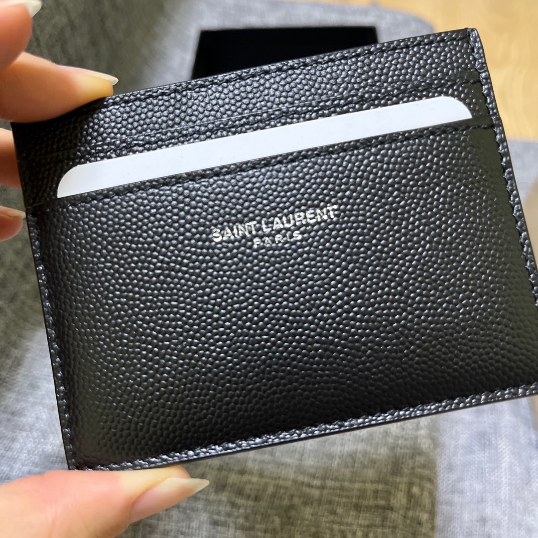 Saint Laurent Paris Credit Card Case in Grain de Poudre Embossed Leather Black 착용 스타일
