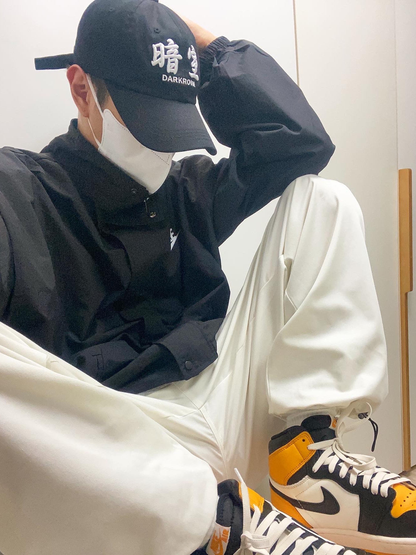 Darkr8m Studio White Logo Cap, Jordan 1 Retro High OG Taxi 착용 스타일 - 2