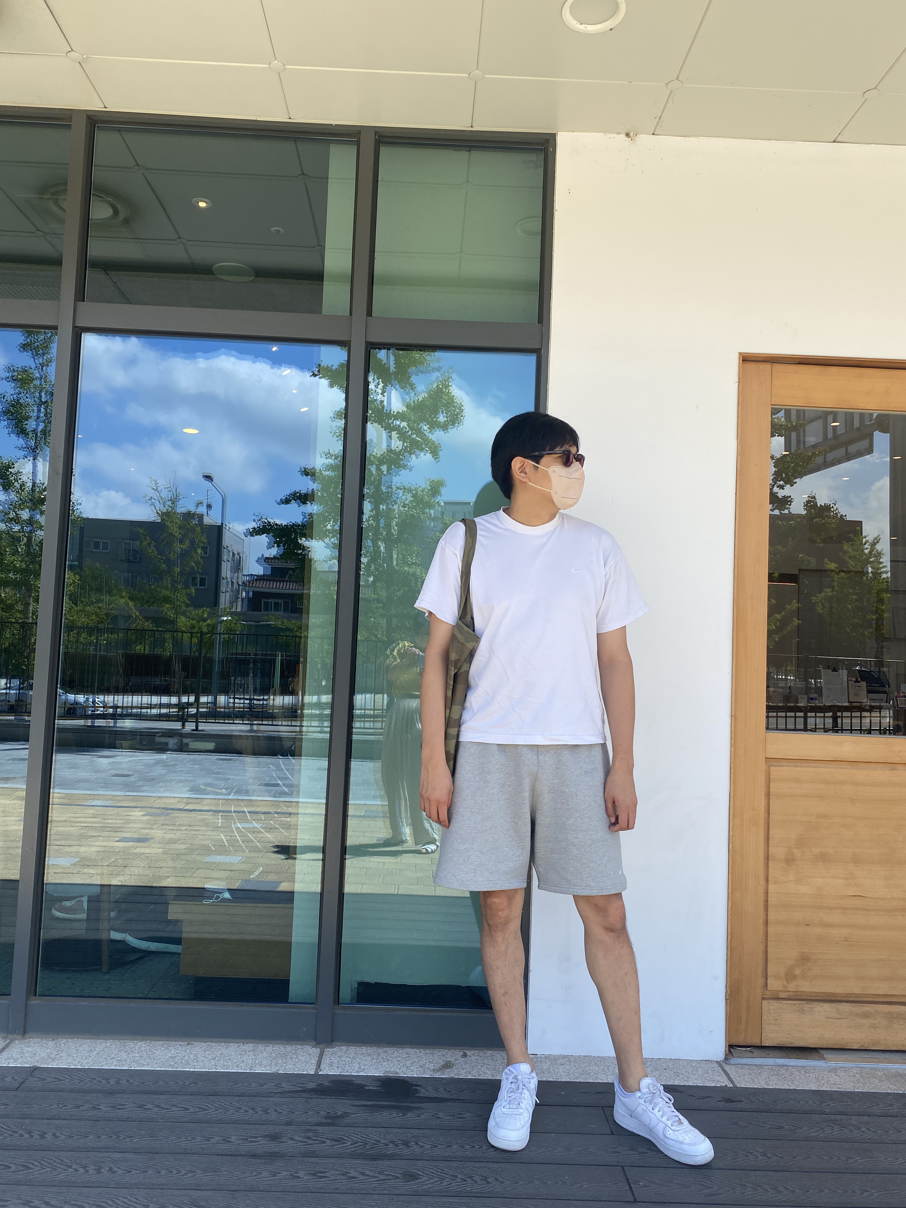 Nike Air Force 1 '07 Low White, Nike NRG Solo Swoosh Fleece Shorts Dark Grey Heather - Asia 착용 스타일