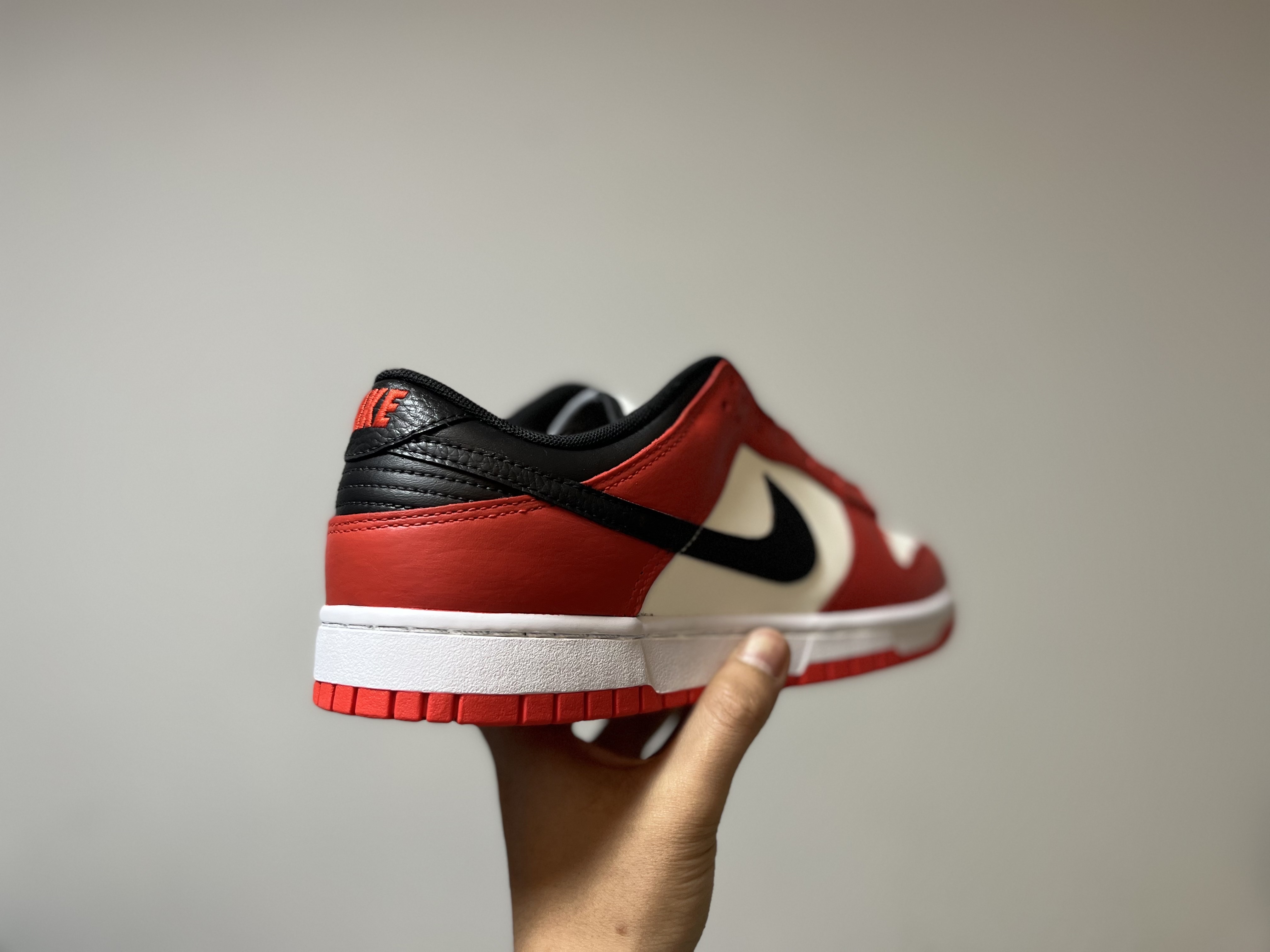 Nike x NBA Dunk Low Retro EMB Black and Chile Red 착용 스타일 - 4