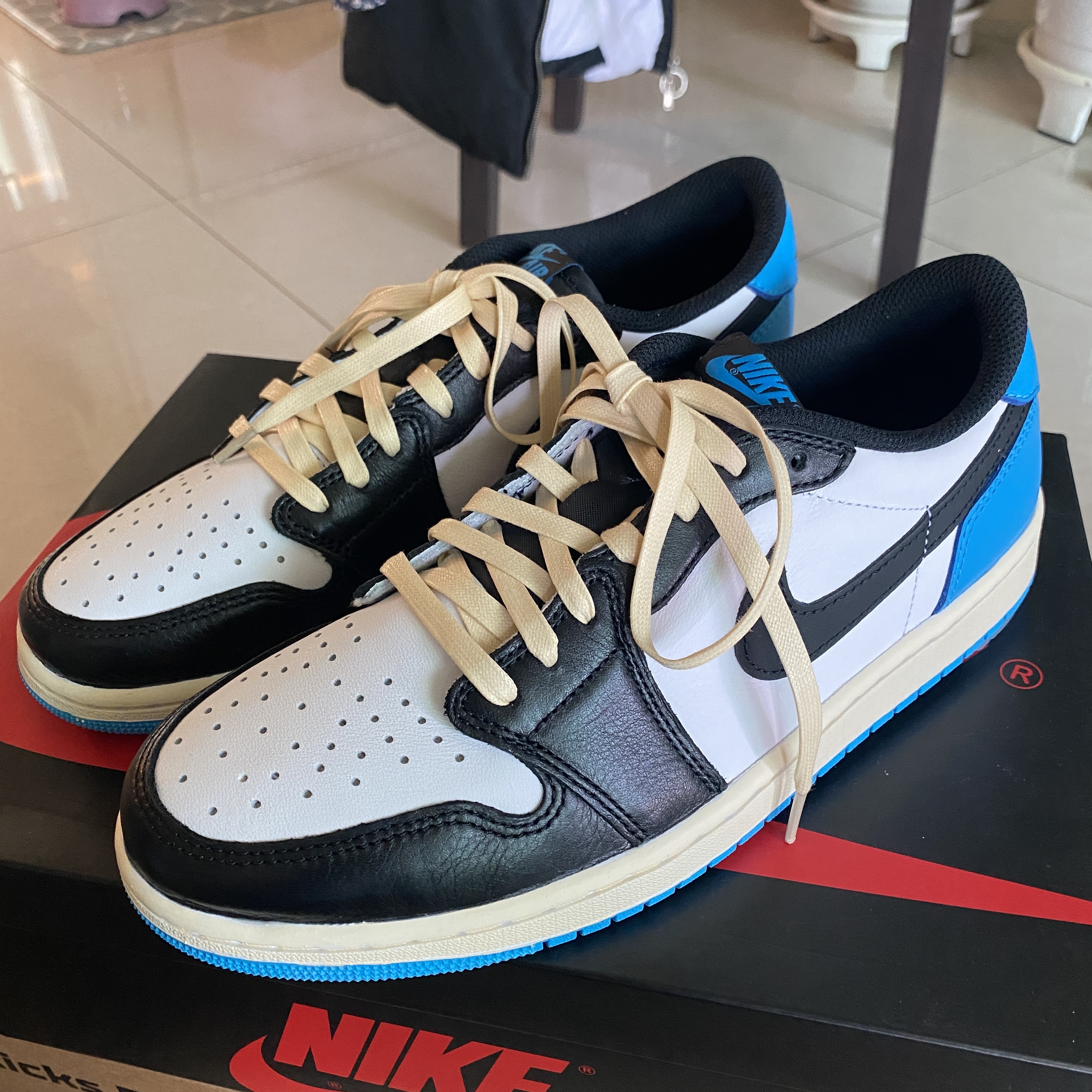 Jordan 1 Retro Low OG Black and Dark Powder Blue 착용 스타일 - 2