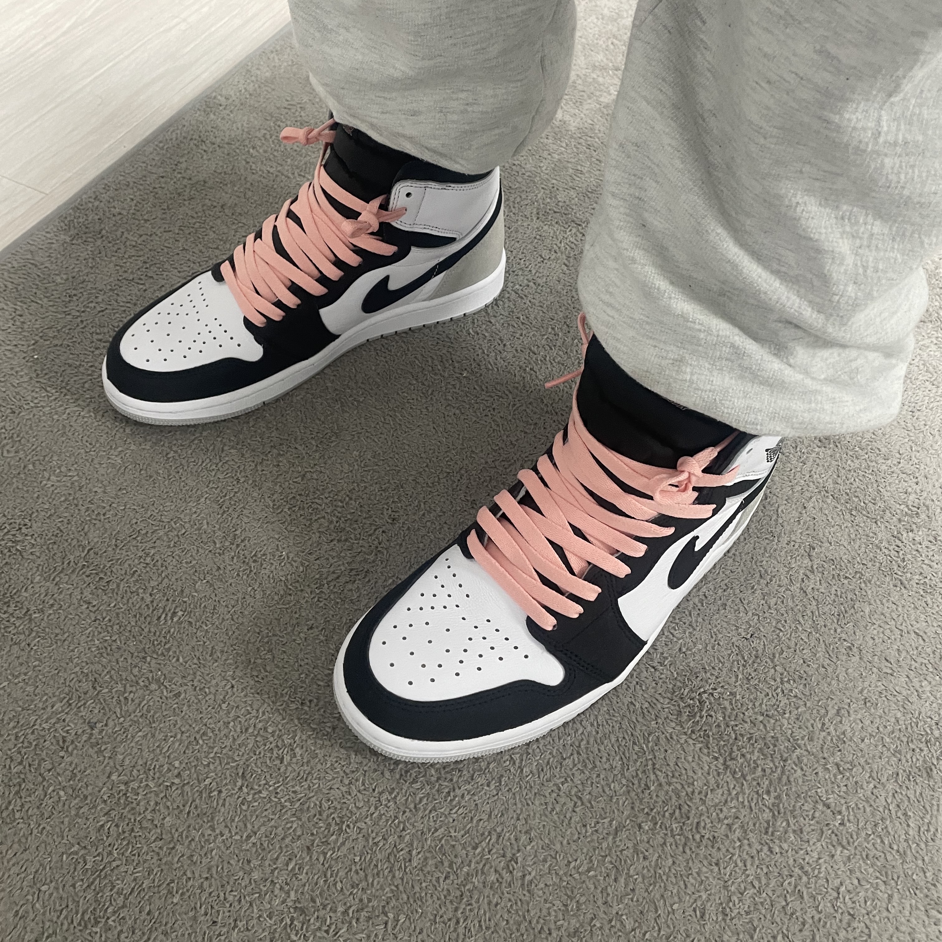 Jordan 1 Retro High OG Bleached Coral 착용 스타일 - 1