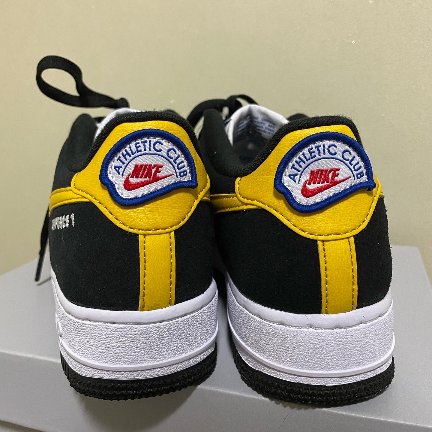 Nike Air Force 1 '07 LV8 Athletic Club Black Dark Sulfur 착용 스타일 - 2