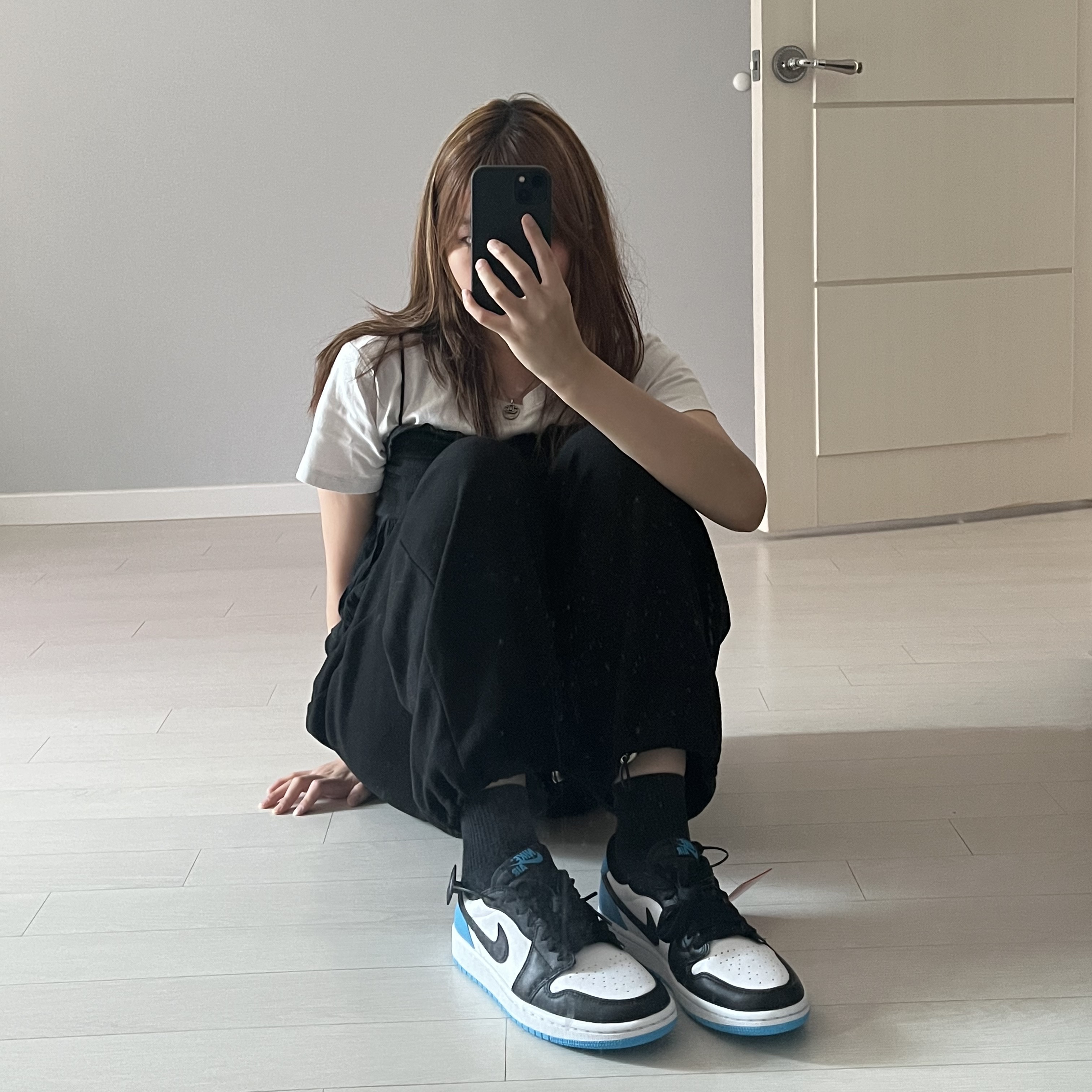 (W) Jordan 1 Retro Low OG Black and Dark Powder Blue 착용 스타일 - 2
