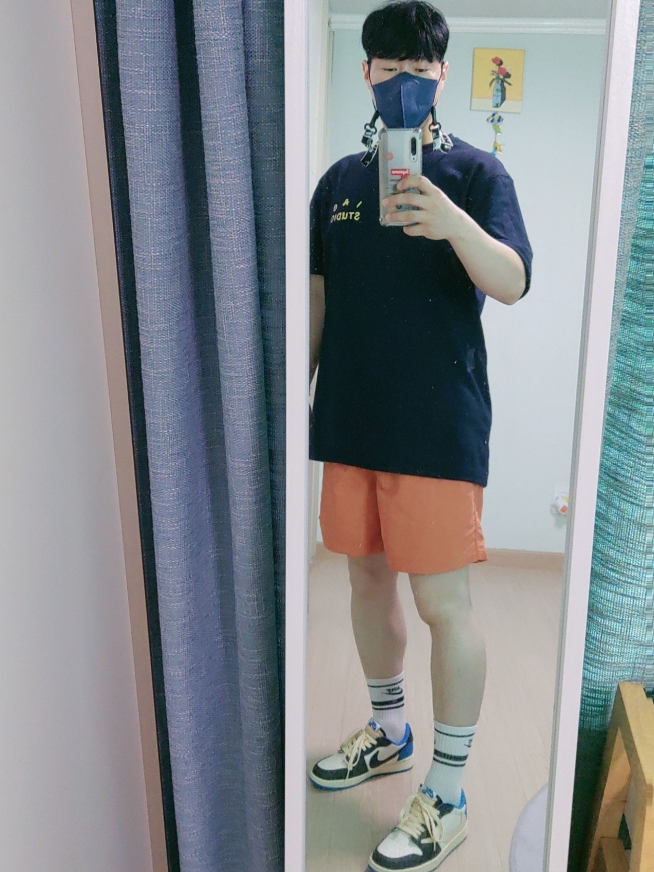 Jordan 1 x Travis Scott x Fragment Retro Low OG SP Military Blue, IAB Studio x Ottogi Mayonnaise 50th Anniversary T-Shirt Navy 착용 스타일 - 1