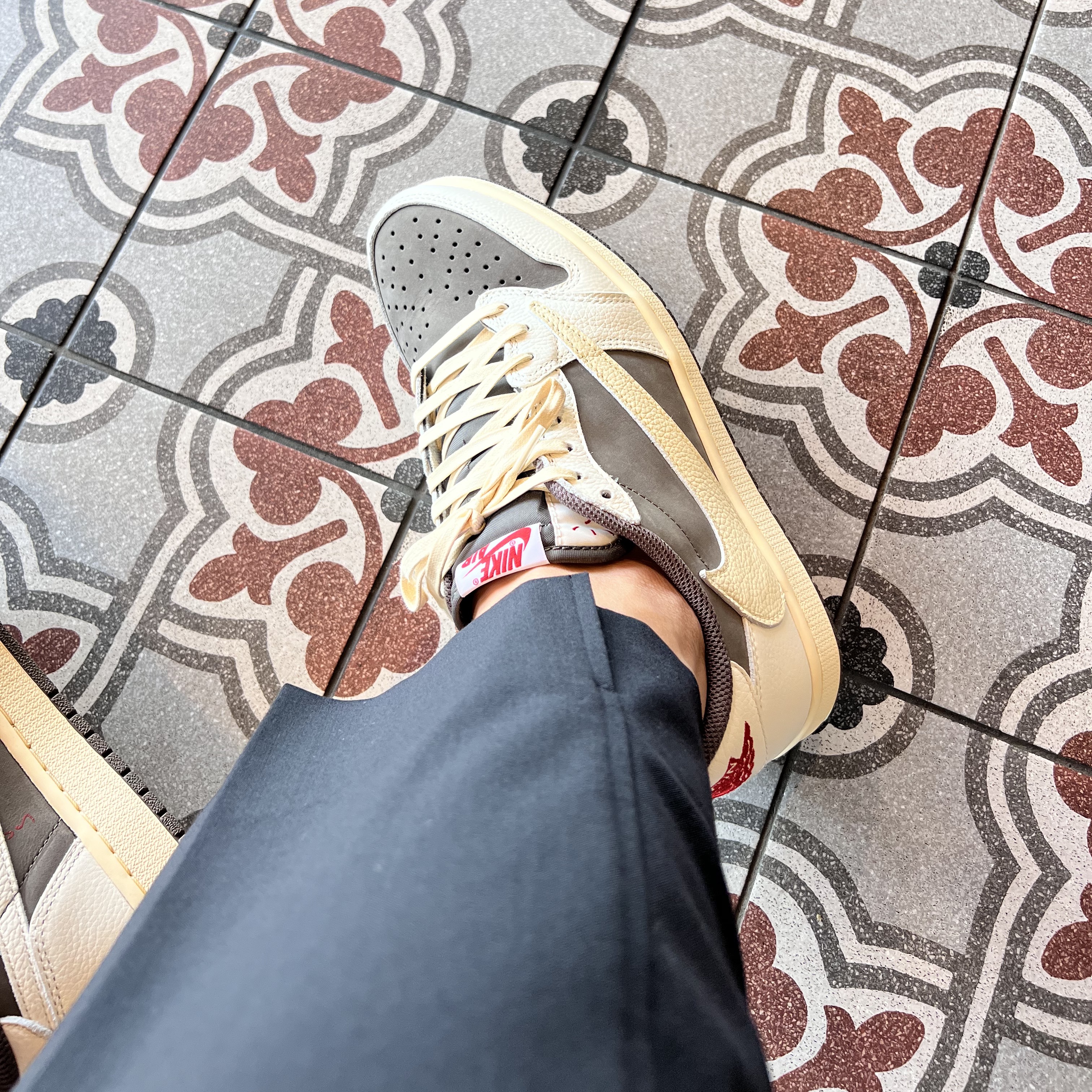 Jordan 1 x Travis Scott Retro Low OG SP Sail and Ridgerock 착용 스타일