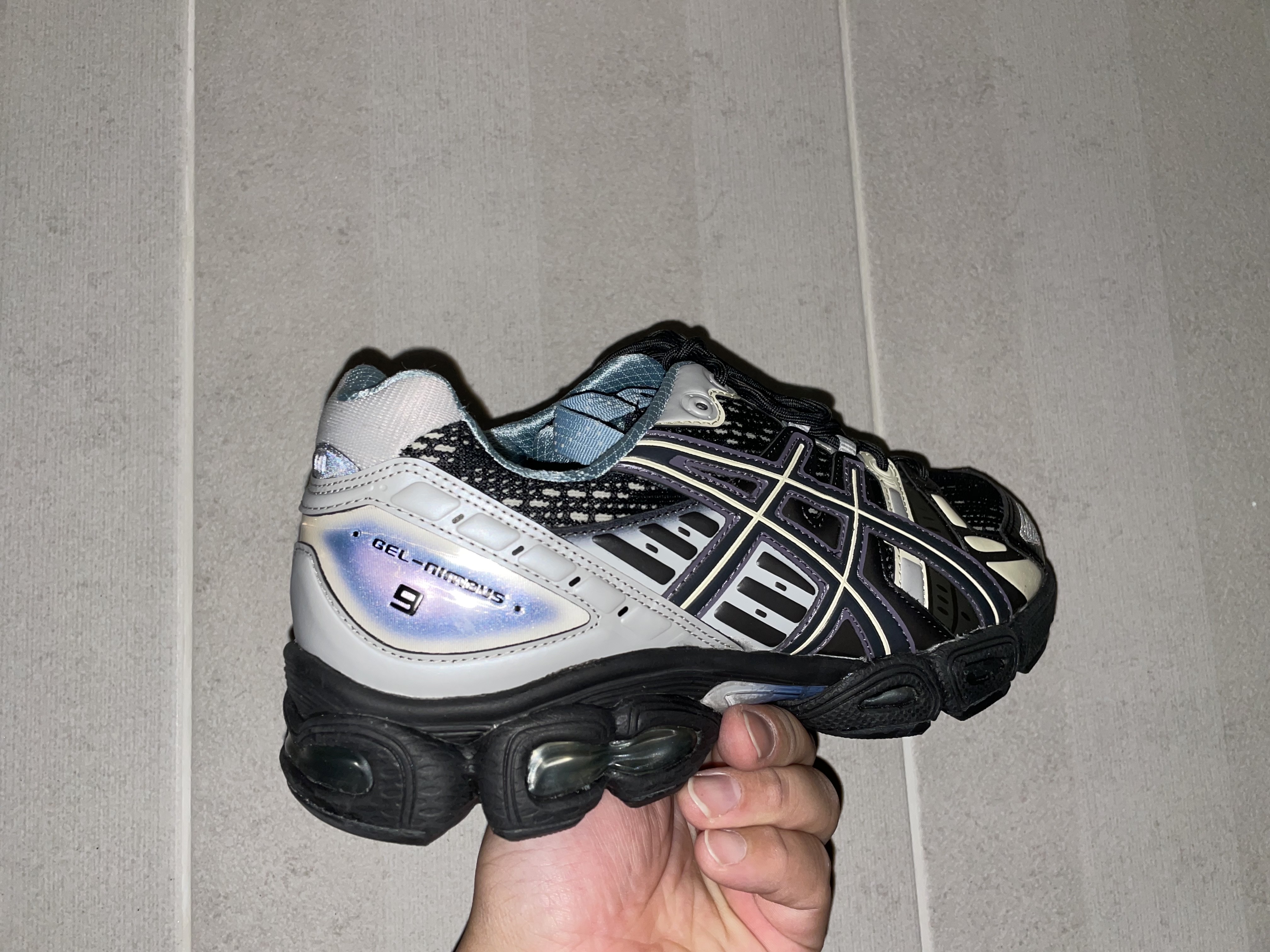 Asics UB5-S Gel-Nimbus 9 Black Gunmetal 착용 스타일 - 4