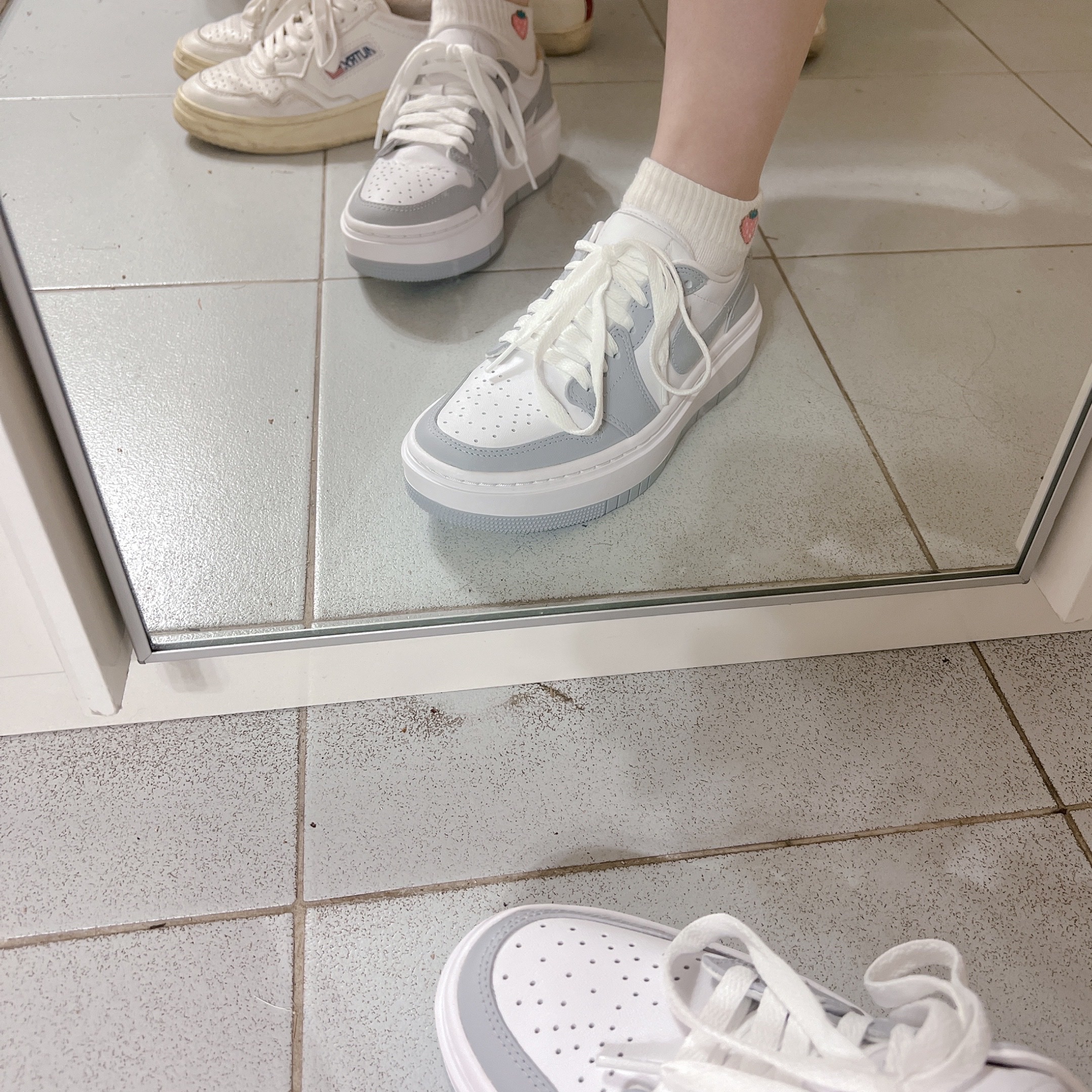 (W) Jordan 1 Elevate Low White and Wolf Grey 착용 스타일 - 1