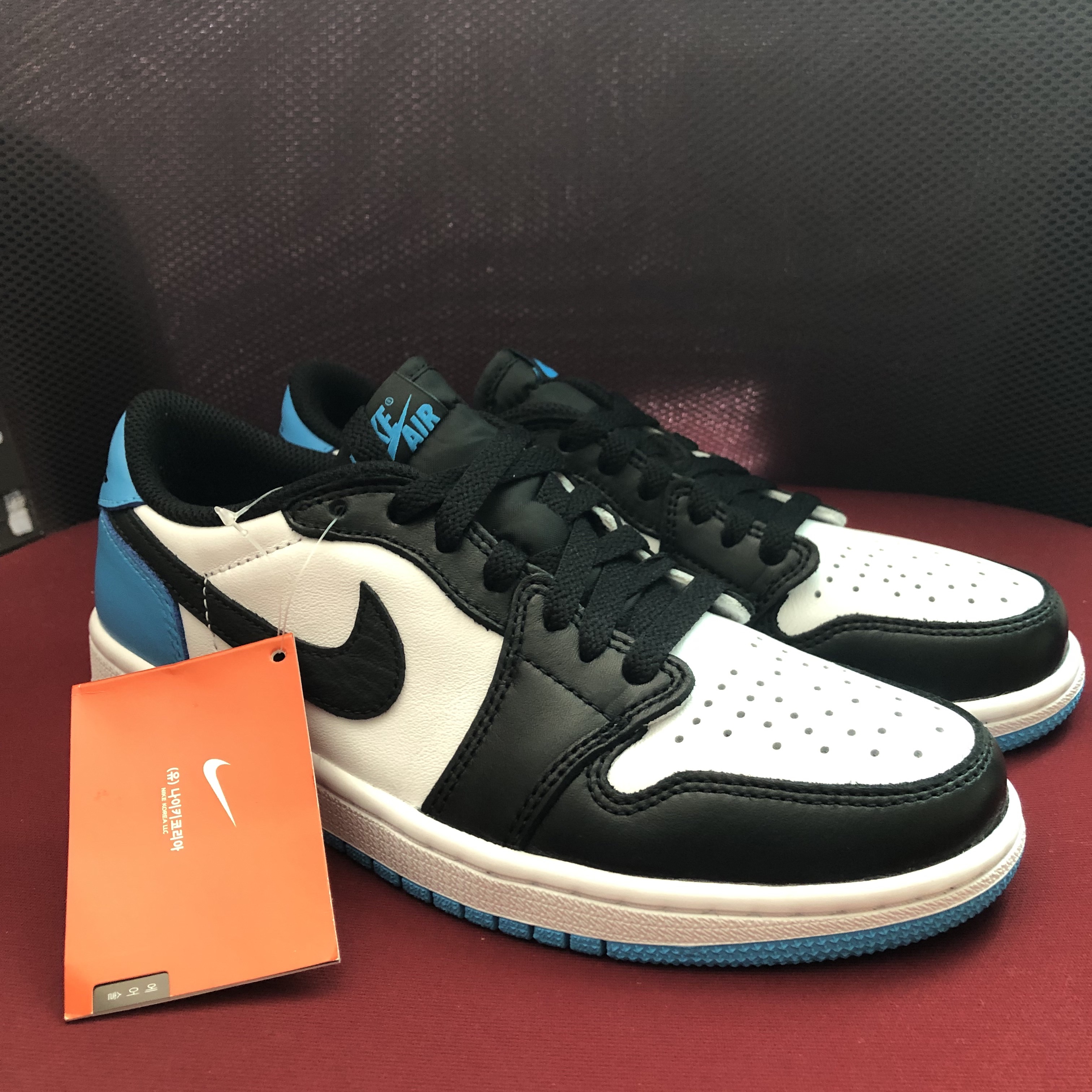 Jordan 1 Retro Low OG Black and Dark Powder Blue 착용 스타일 - 1