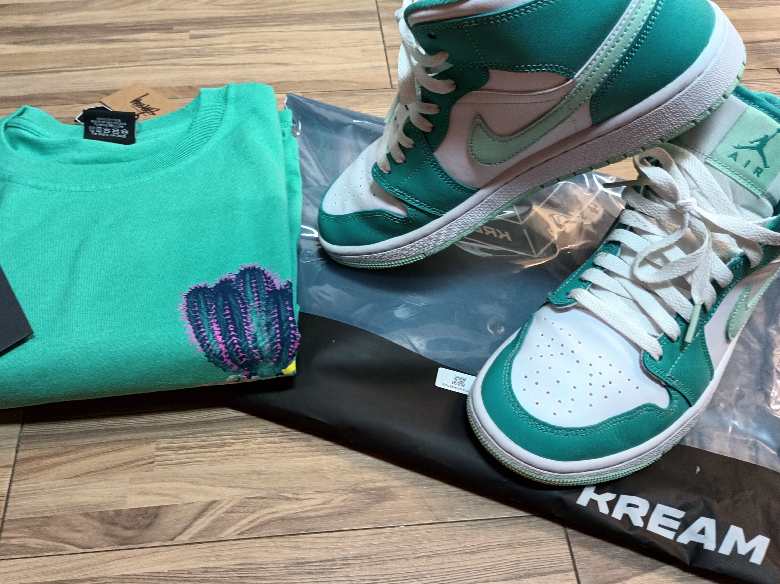 (W) Jordan 1 Mid Washed Teal Mint Foam, Stussy Desert Bloom T-Shirt Green 착용 스타일 - 2