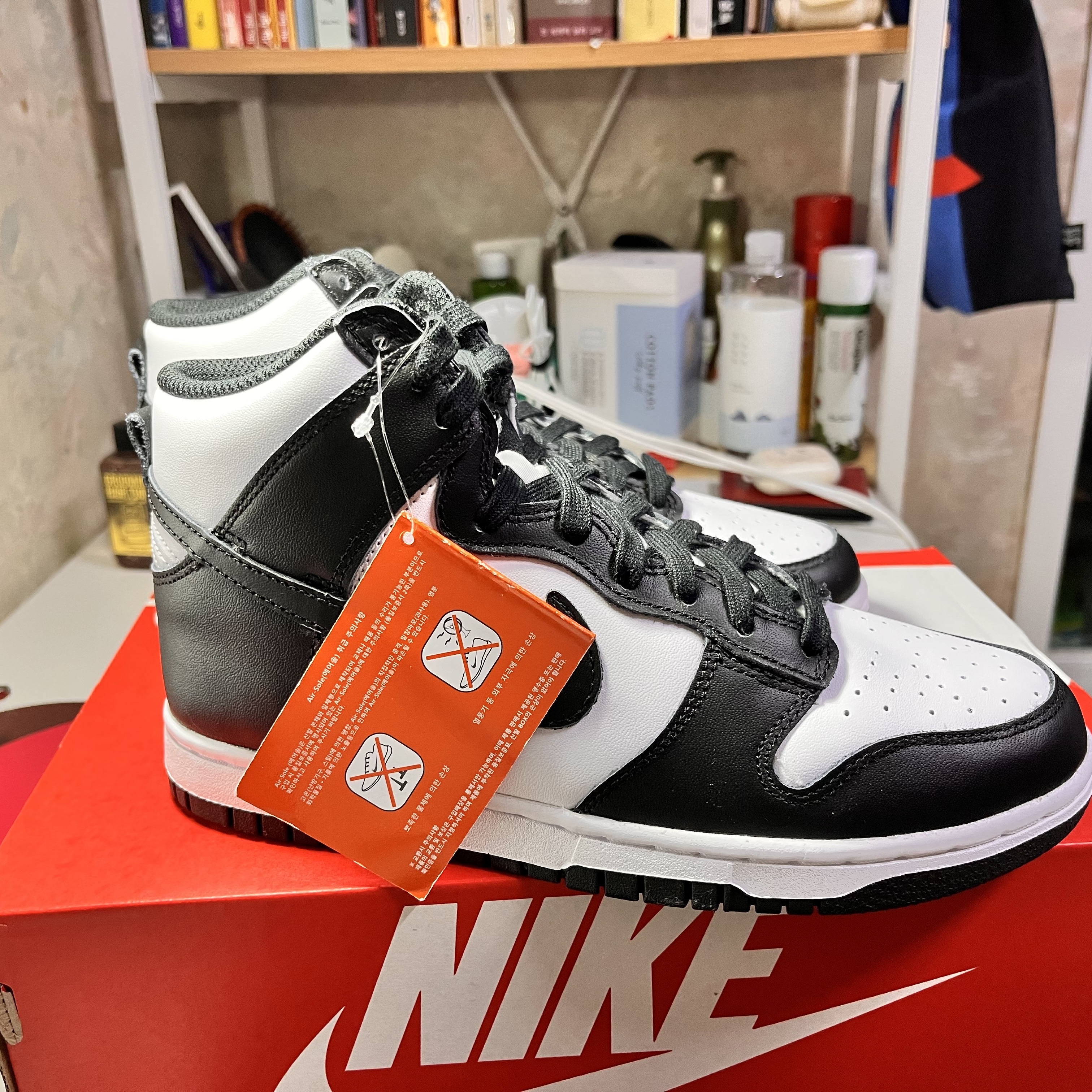 (W) Nike Dunk High Black and White 착용 스타일 - 1