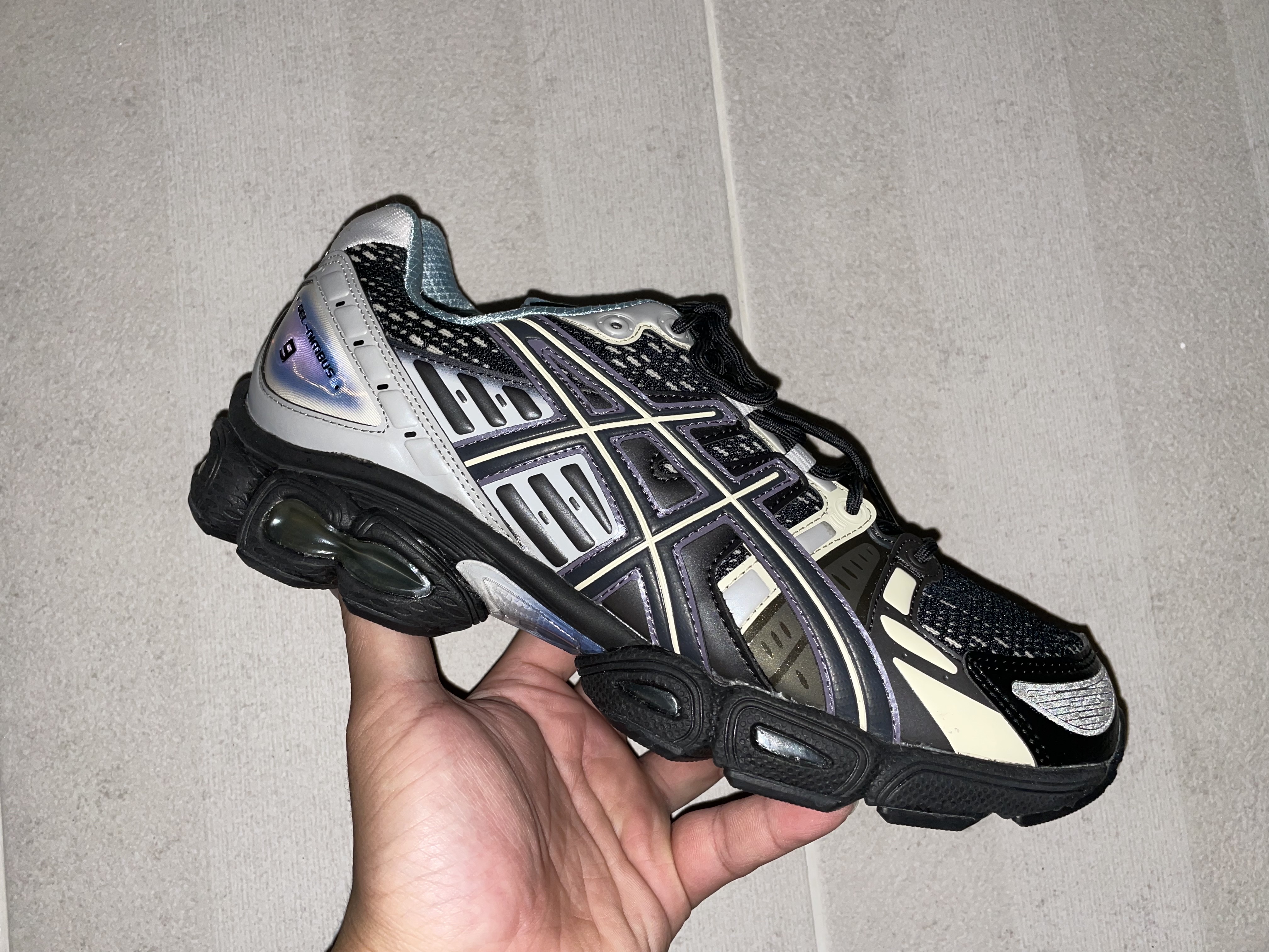 Asics UB5-S Gel-Nimbus 9 Black Gunmetal 착용 스타일 - 3