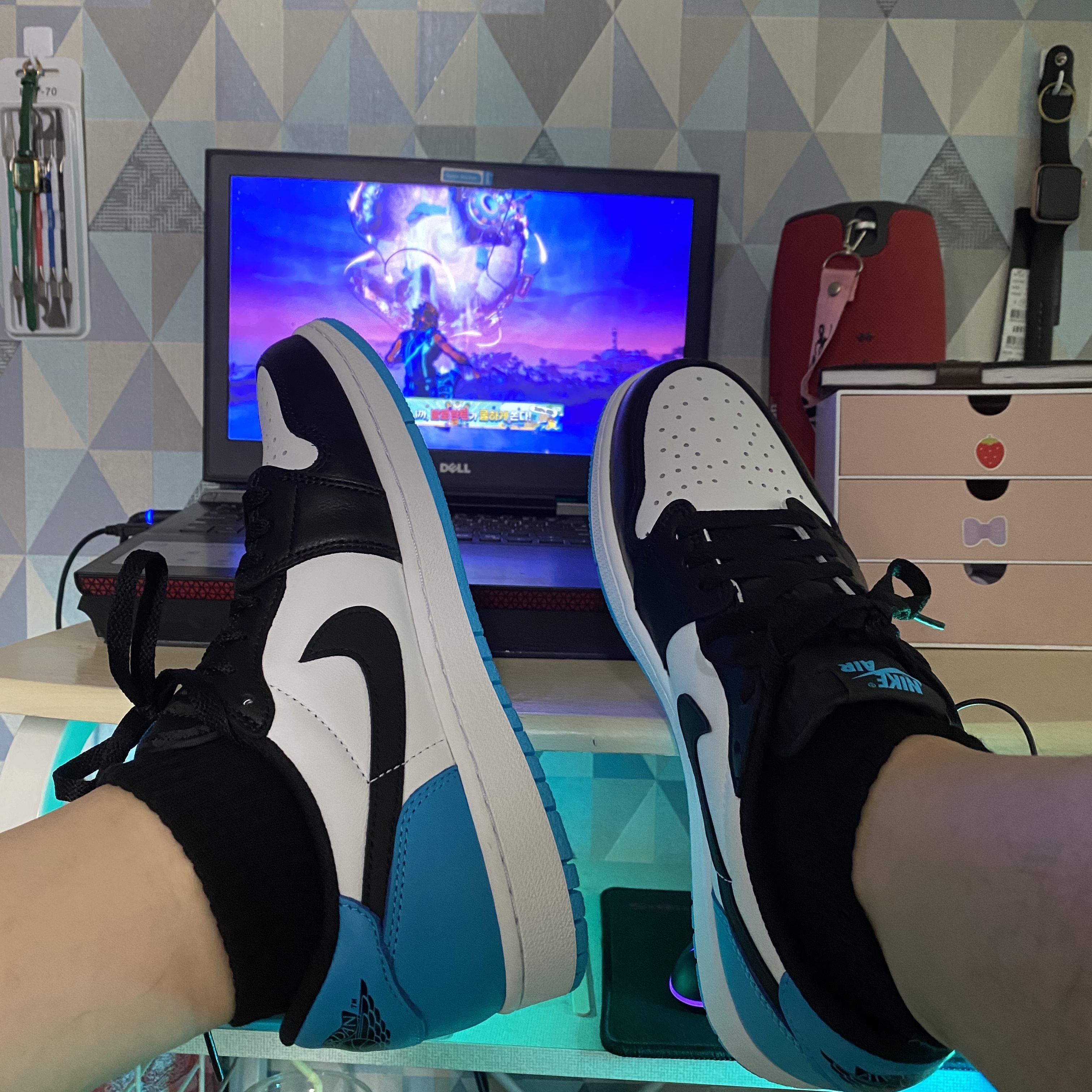 Jordan 1 Retro Low OG Black and Dark Powder Blue 착용 스타일