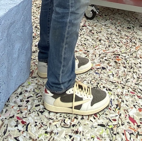 Jordan 1 x Travis Scott Retro Low OG SP Sail and Ridgerock 착용 스타일 - 2