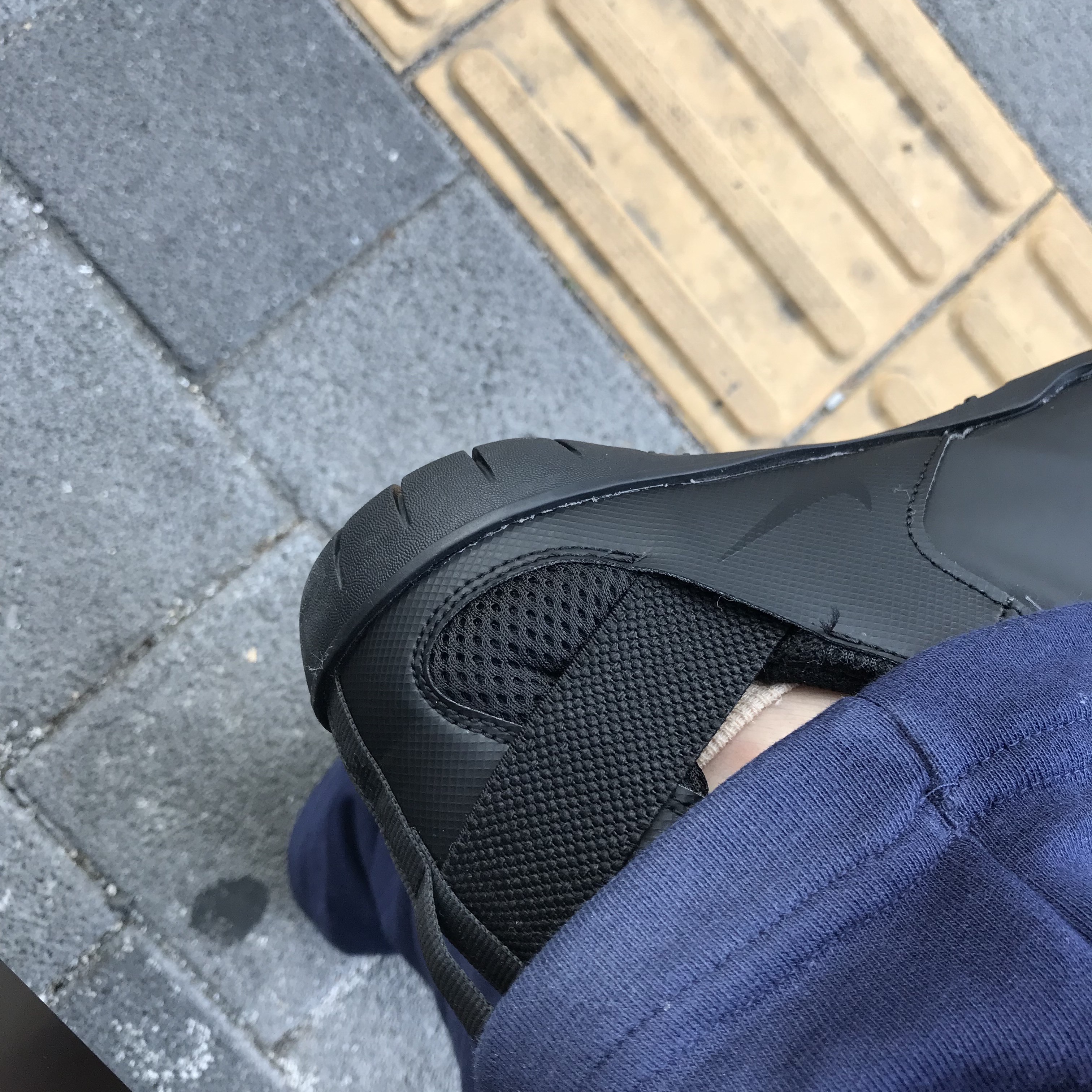 Nike Air Zoom Pulse Triple Black 착용 스타일 - 3